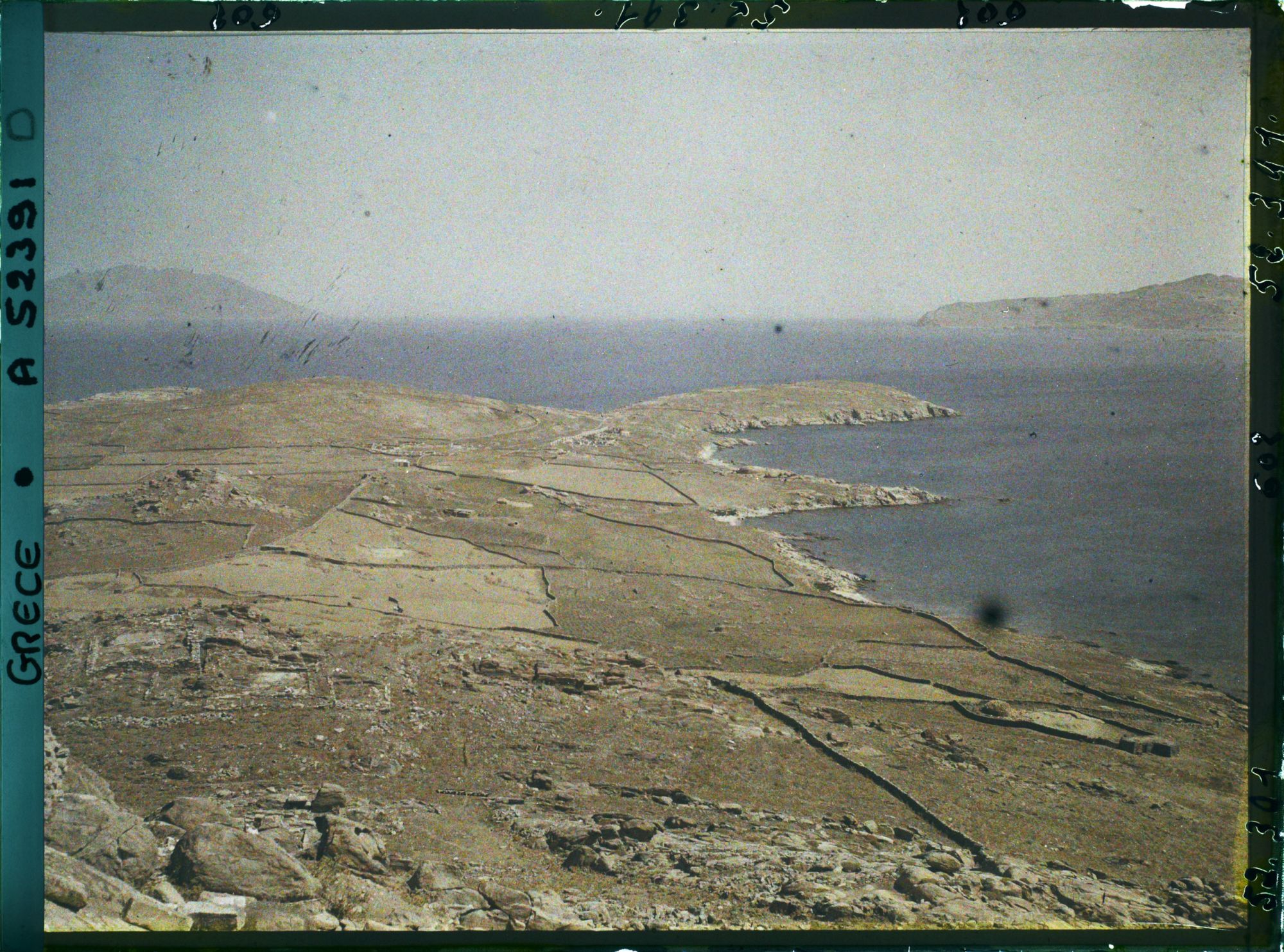Image représentant La partie nord de Delos et les Iles de Mykonos à droite et Tinos à gauche