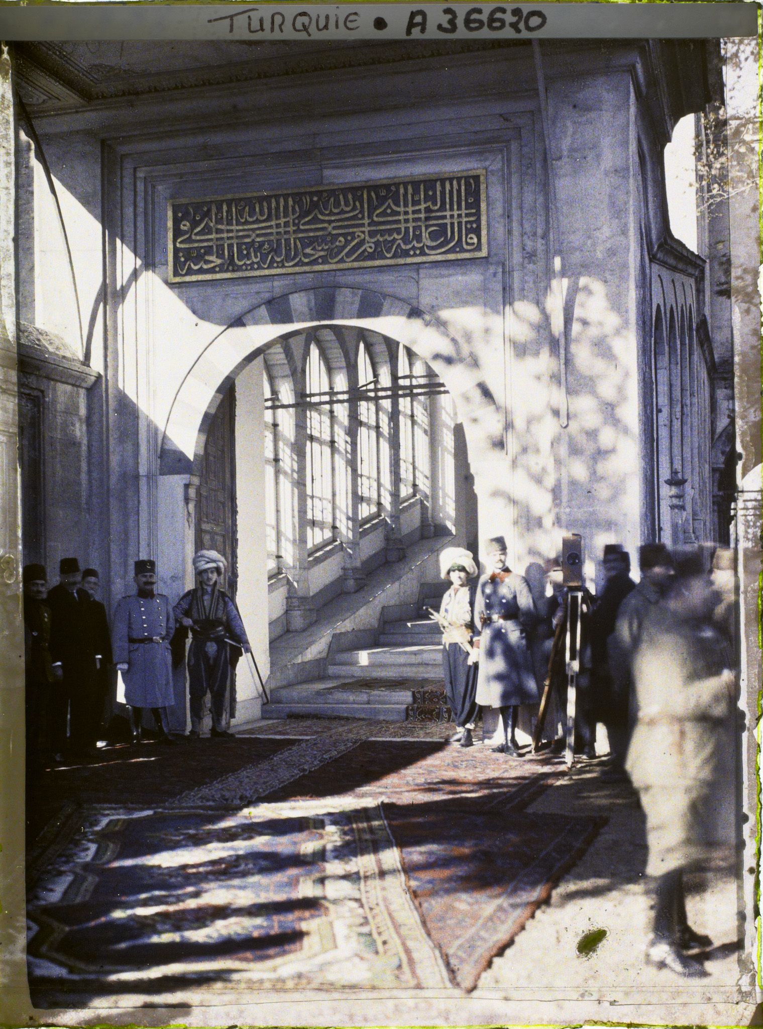 Image représentant Entrée de la Fatih Camii ("mosquée du Conquérant") le jour de l'investiture du Calife