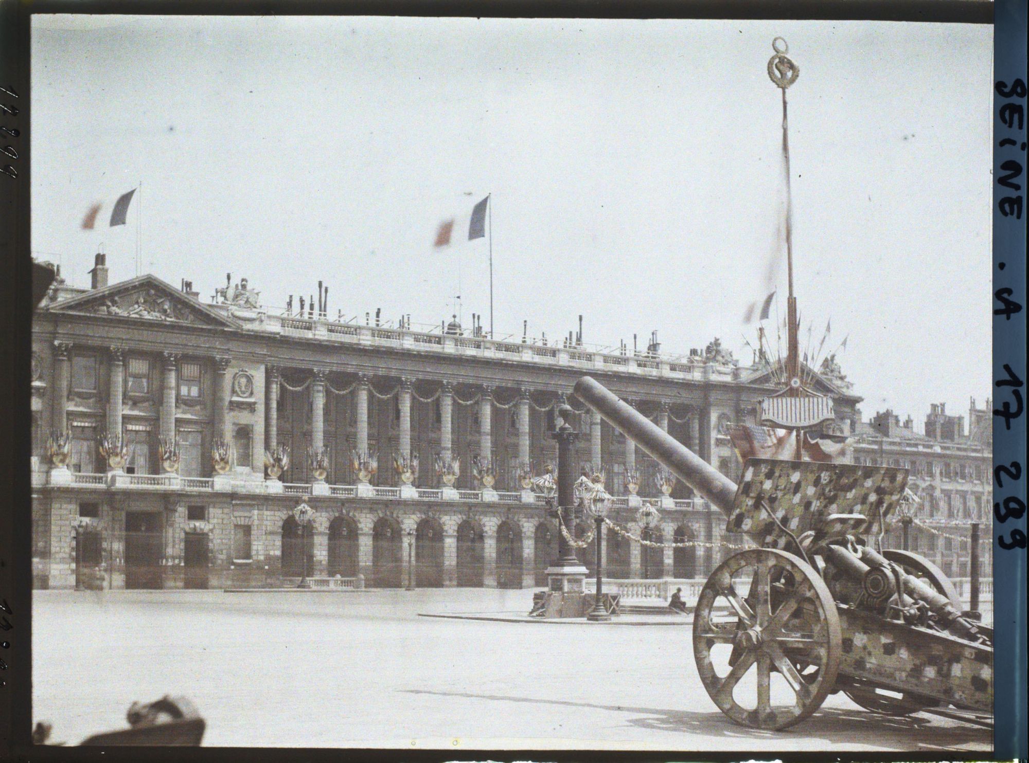 Image représentant L'hôtel de la Marine décoré pour les fêtes de la Victoire des 13 et 14 juillet, place de la Concorde