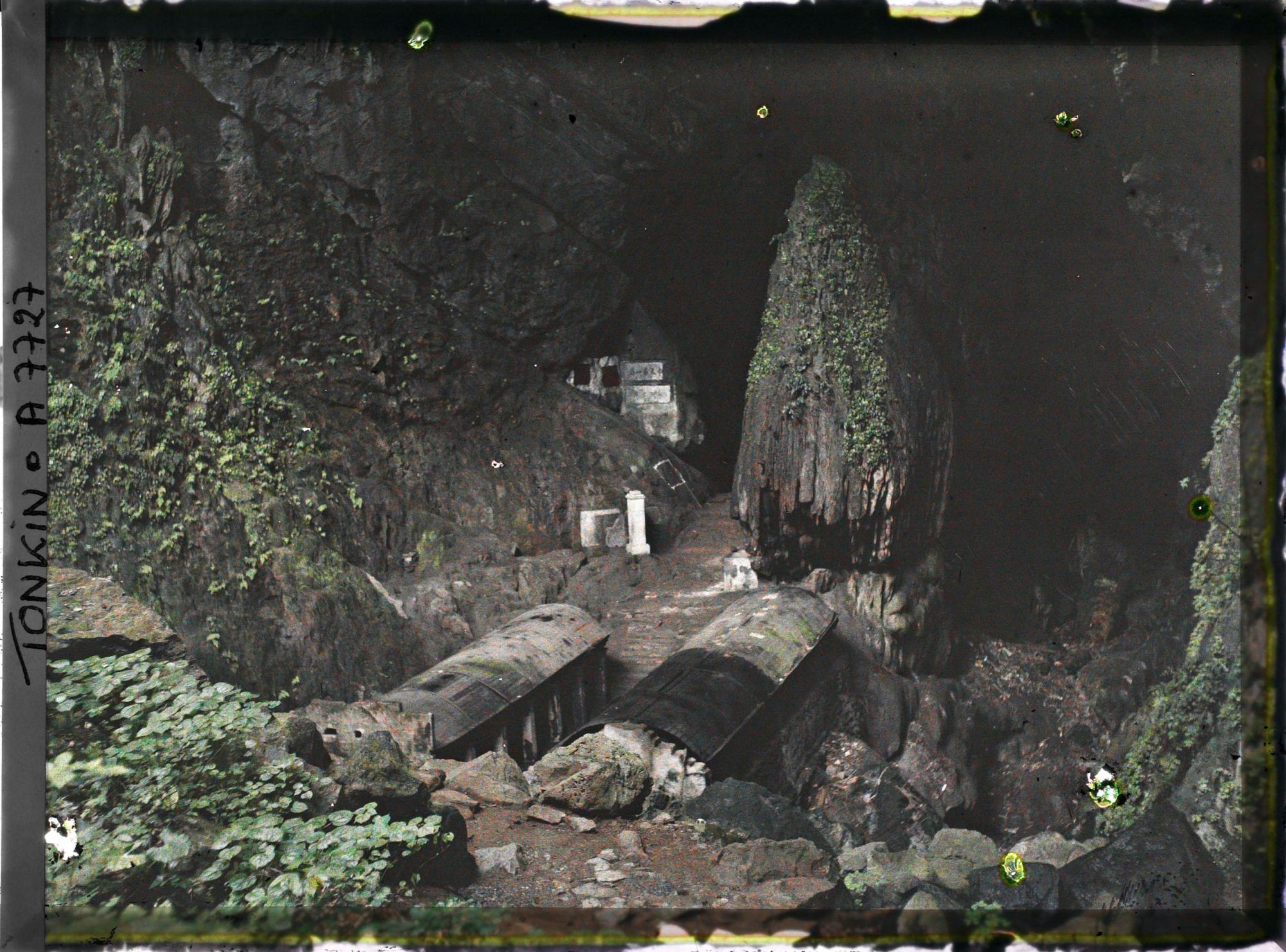 Image représentant L'entér de la grotte d'un des sanctuaires rupestres bouddhiques du massif de Hu'o'ng-tich-so'n (" Pagode de l'Empreinte Parfumée ")