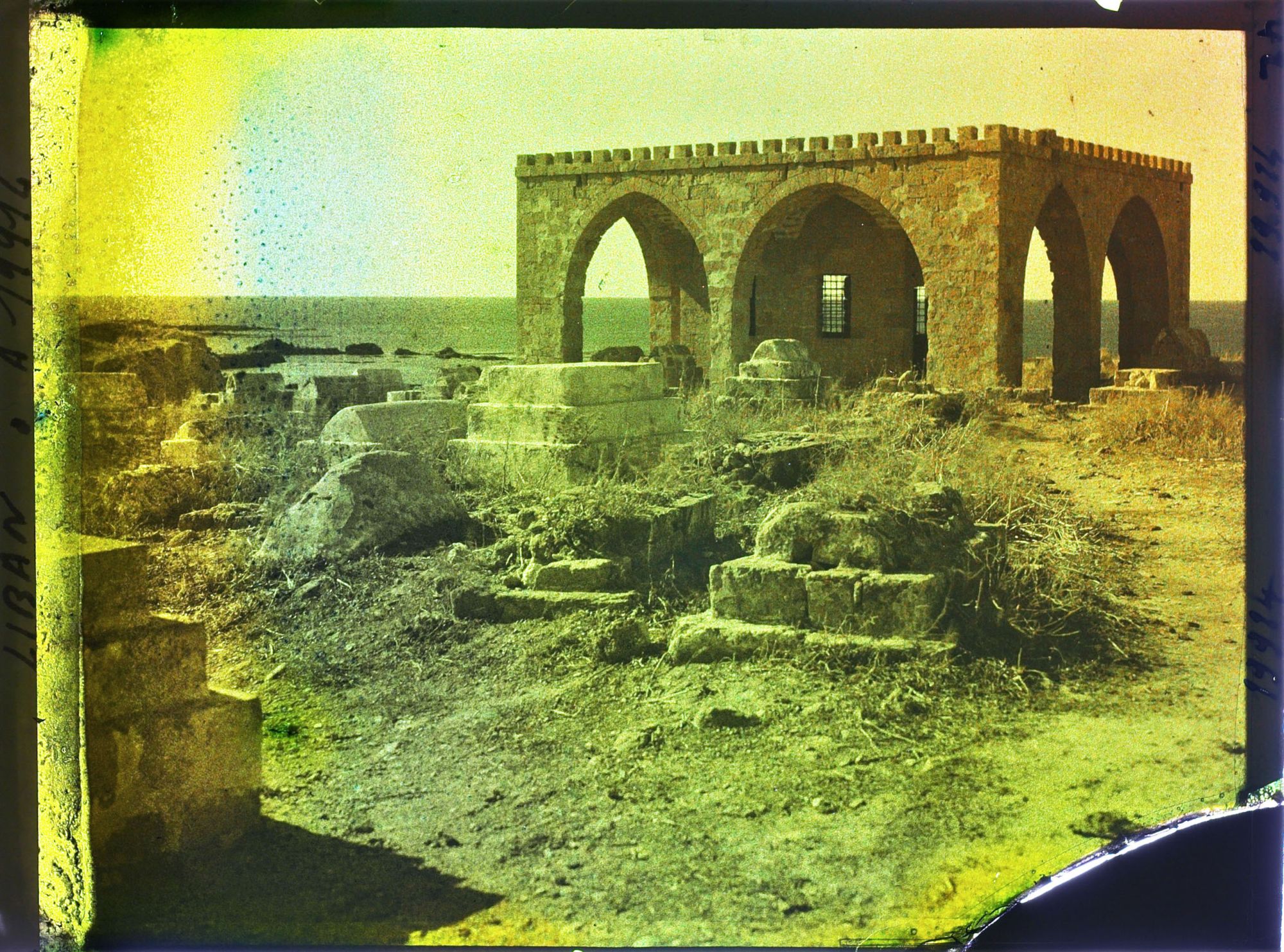 Image représentant Petit mausolée et pierres tombales dans un cimetière musulman