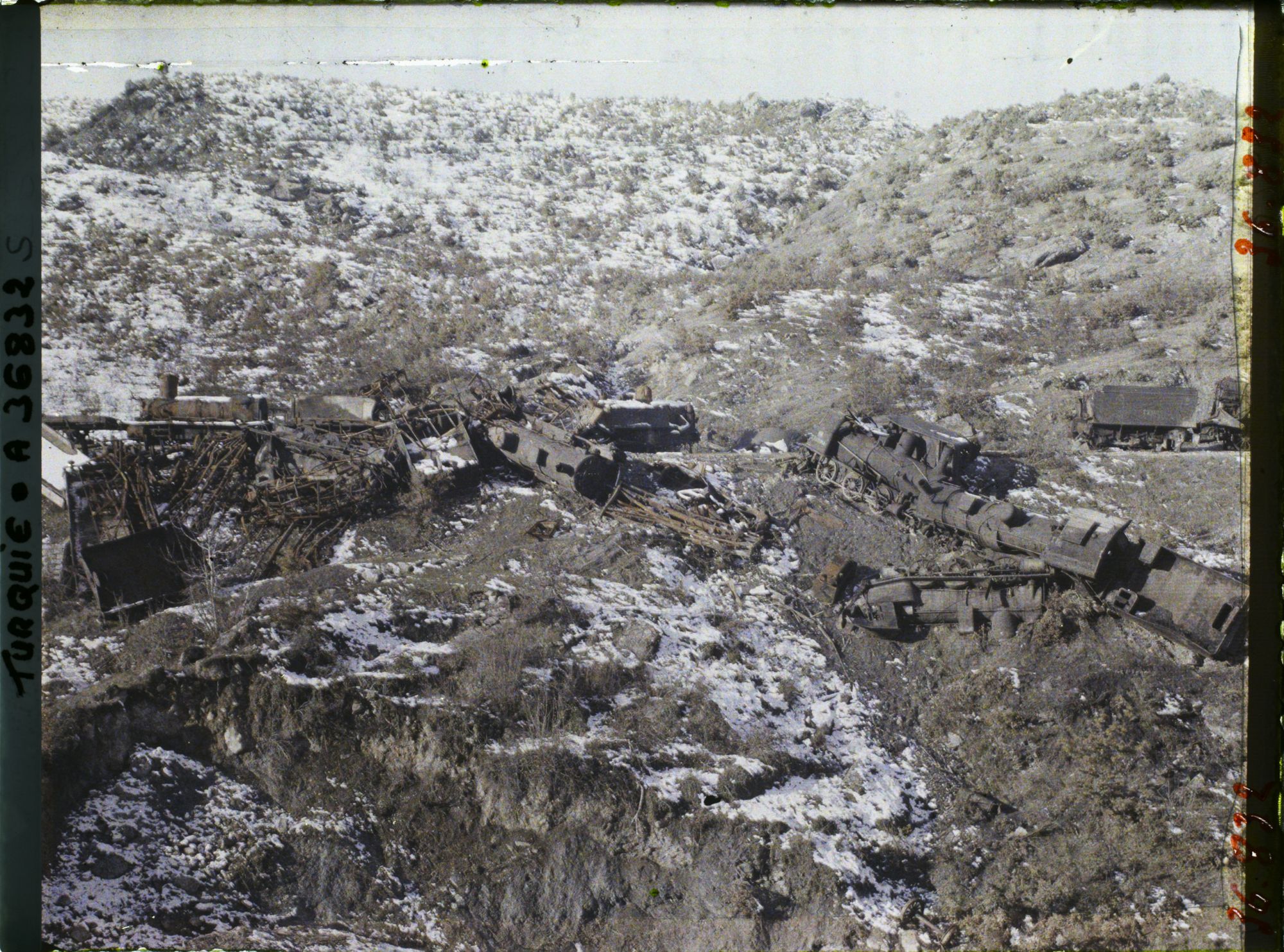 Image représentant Turquie, Entre Karakeui et Biledjik, Locomotive détruite par les Grecs Wagons et locomotive précipités dans le Kara-Sou