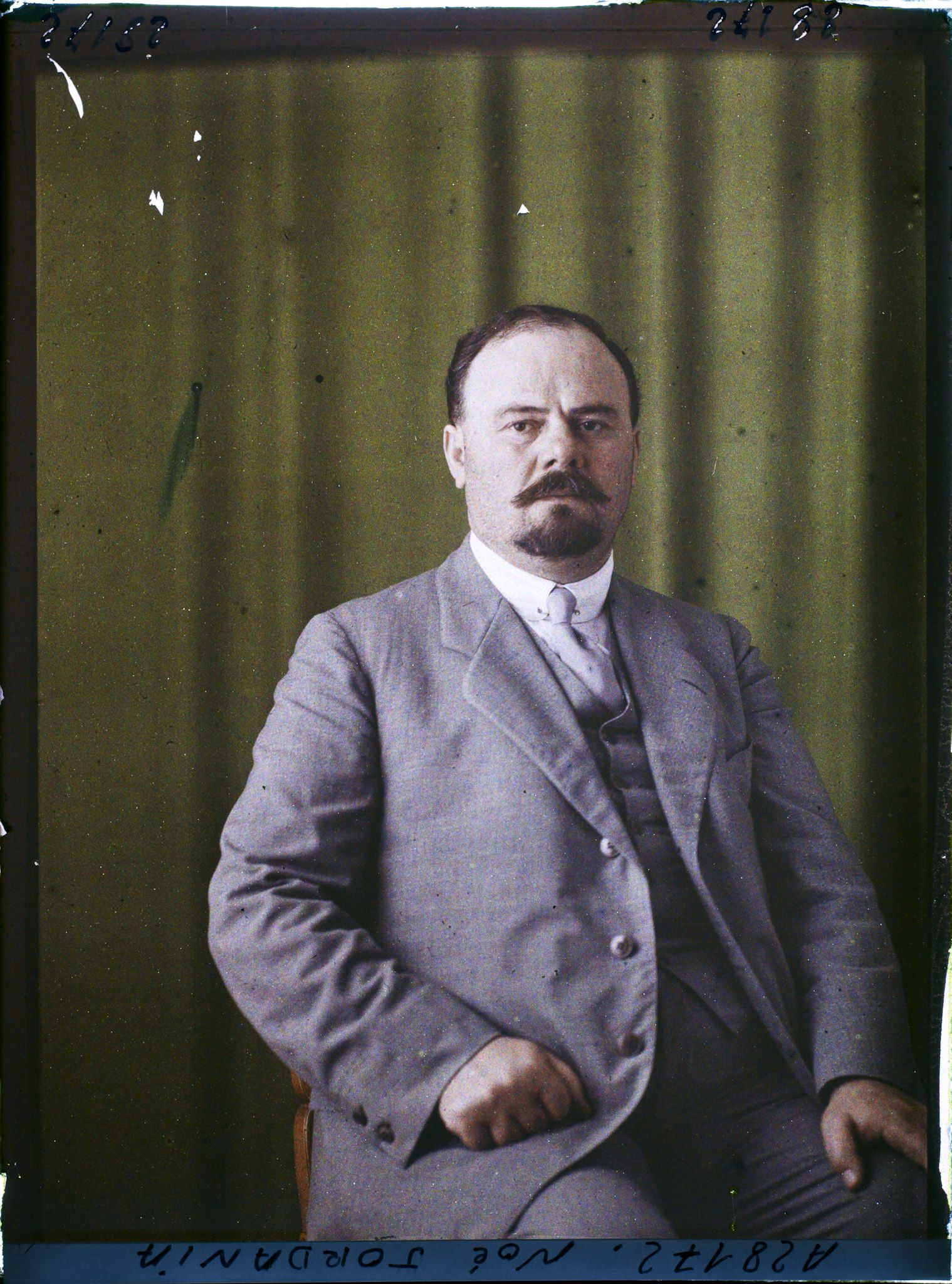 Image représentant https://musee-albert-kahn.s-museum.fr/home/NWQ2OTAwYzNmYjZlZTk1ZWQwODJmMjY4L2dlbmVyaWMtbm90aWNlLXRhYi9hdXRob3JpdHkvNjE3YTc5ZjVjZjhiODk2OGIzMzM3ZDIx/5d6900c3fb6ee95ed082f268/generic-notice-tab/authority/617a79ebcf8b8968b3337895 Akaki Tchengueli