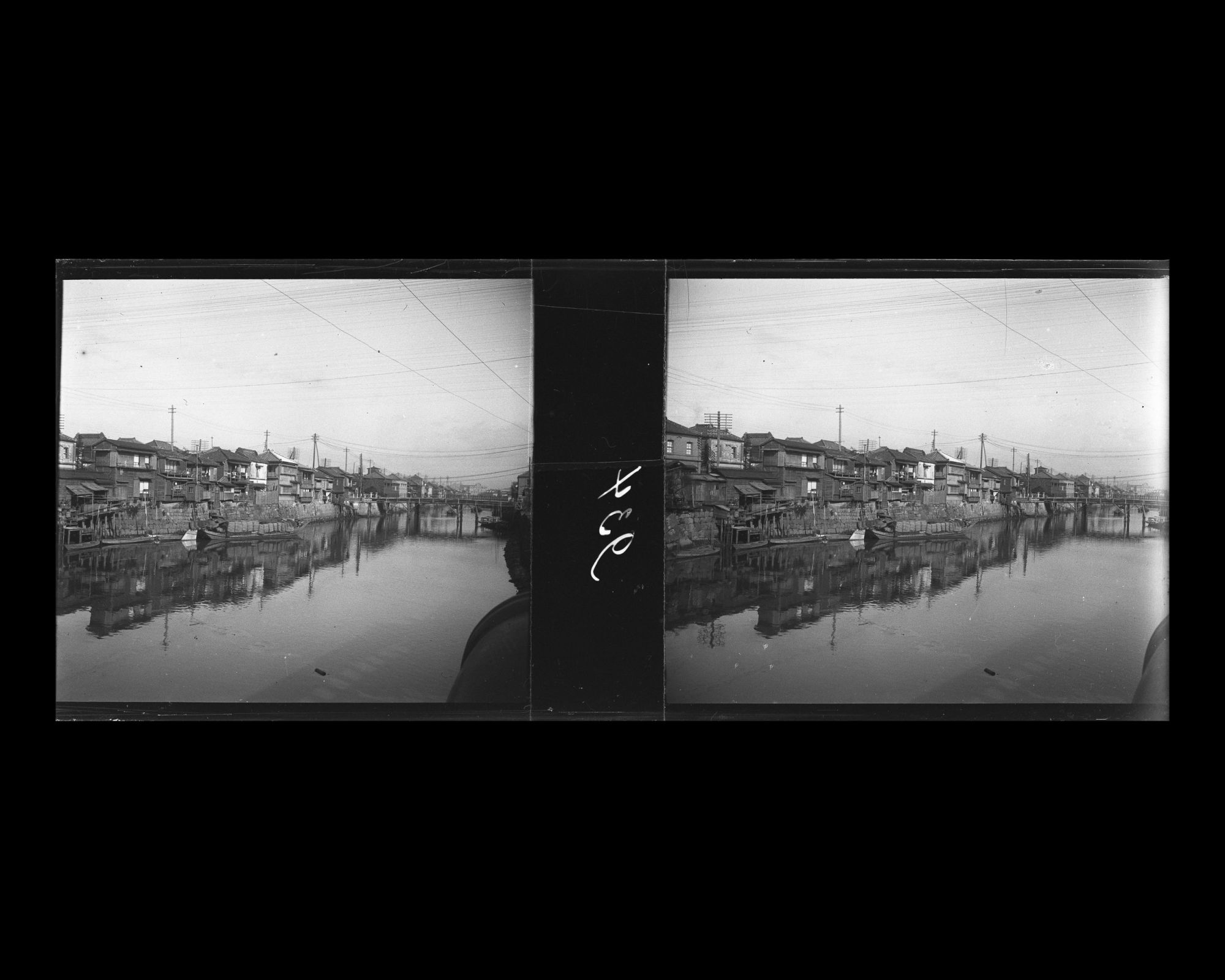 Image représentant Un canal vu du pont Shinbashi?