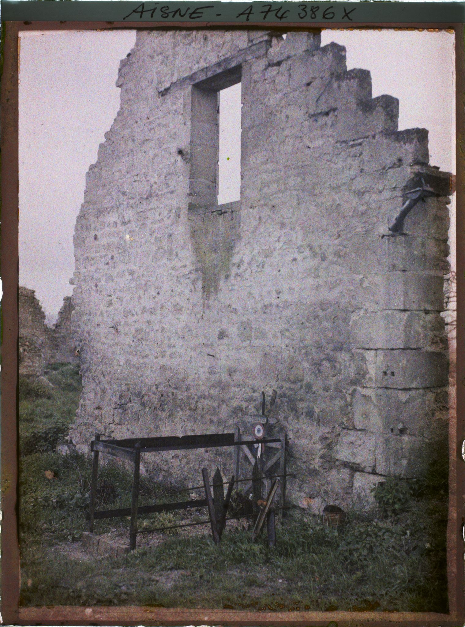 Image représentant Tombe d'un soldat français contre le pignon d'une maison détruite