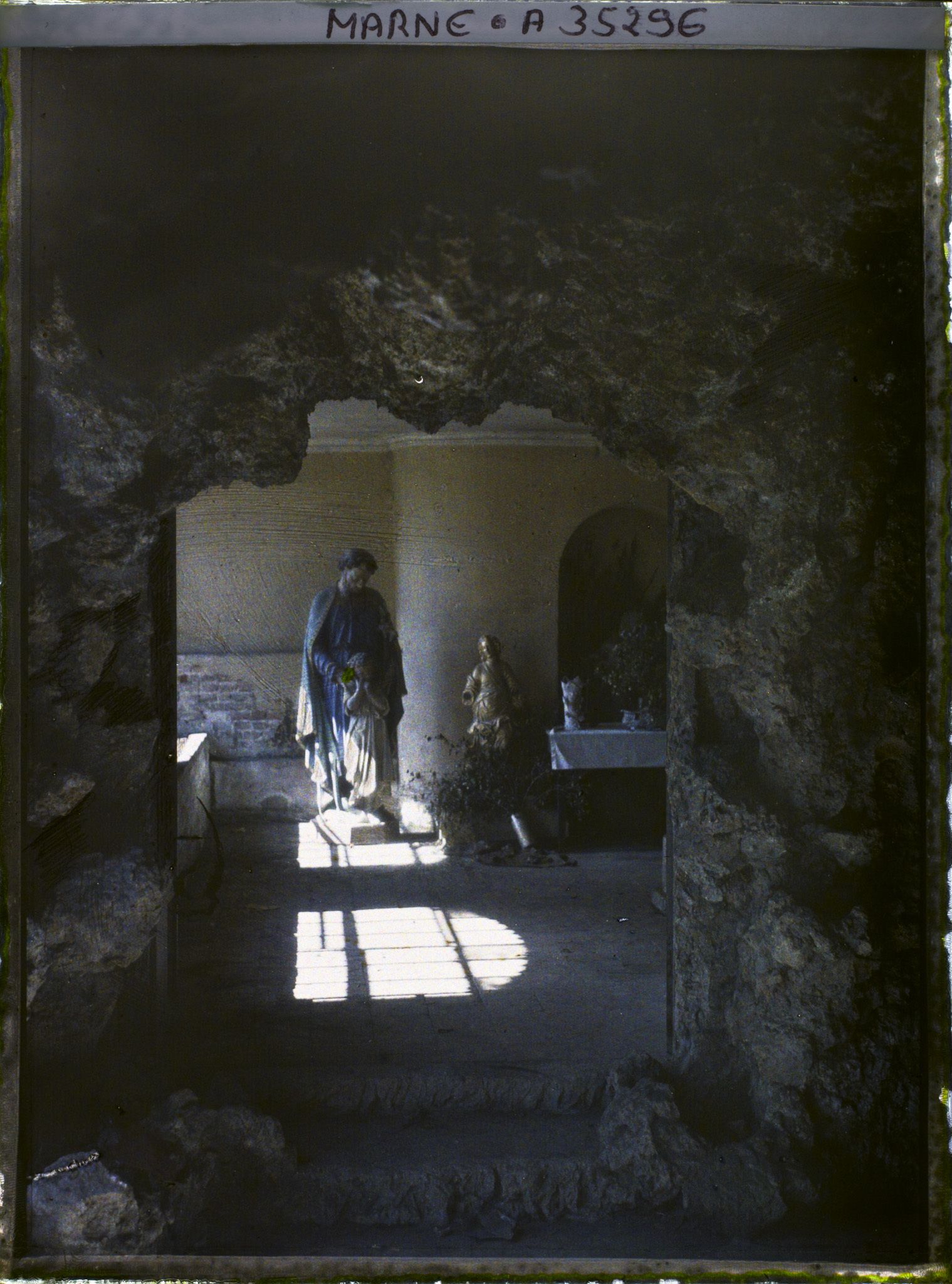 Image représentant France, Vienne-le-Château, Chapelle aménagée dans une Cave, dans la Maison où siégeait le Gal Alexander