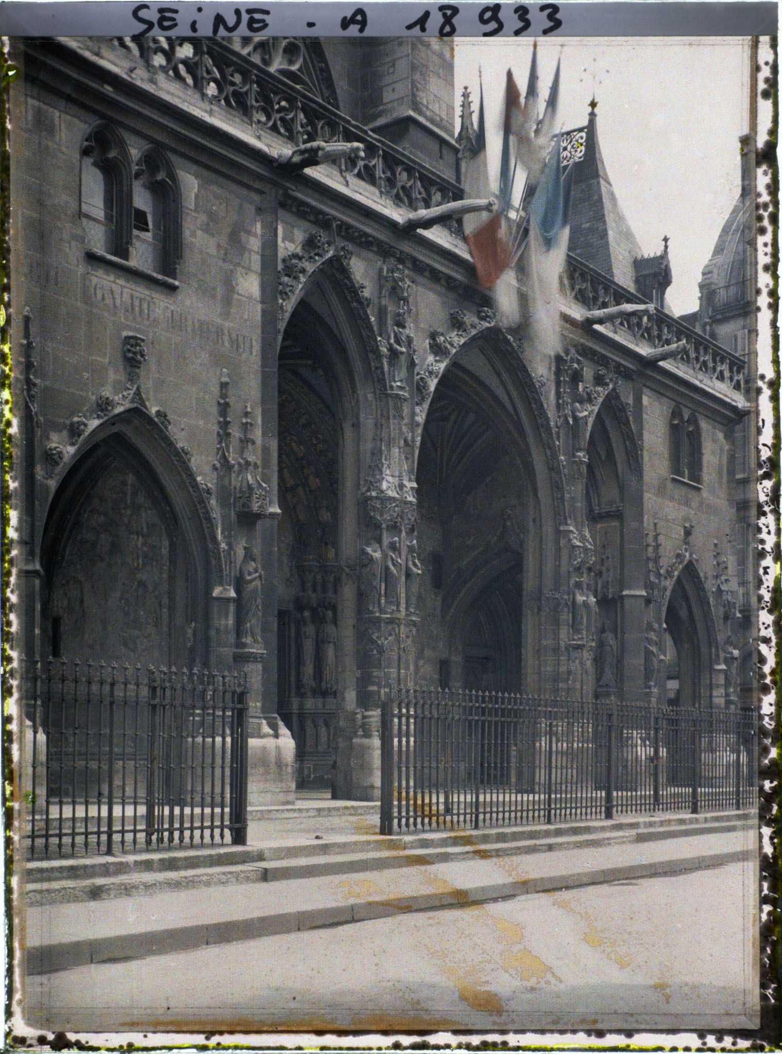 Image représentant Portail de l'église Saint-Germain-l'Auxerrois décoré de drapeaux pour les fêtes de la Victoire