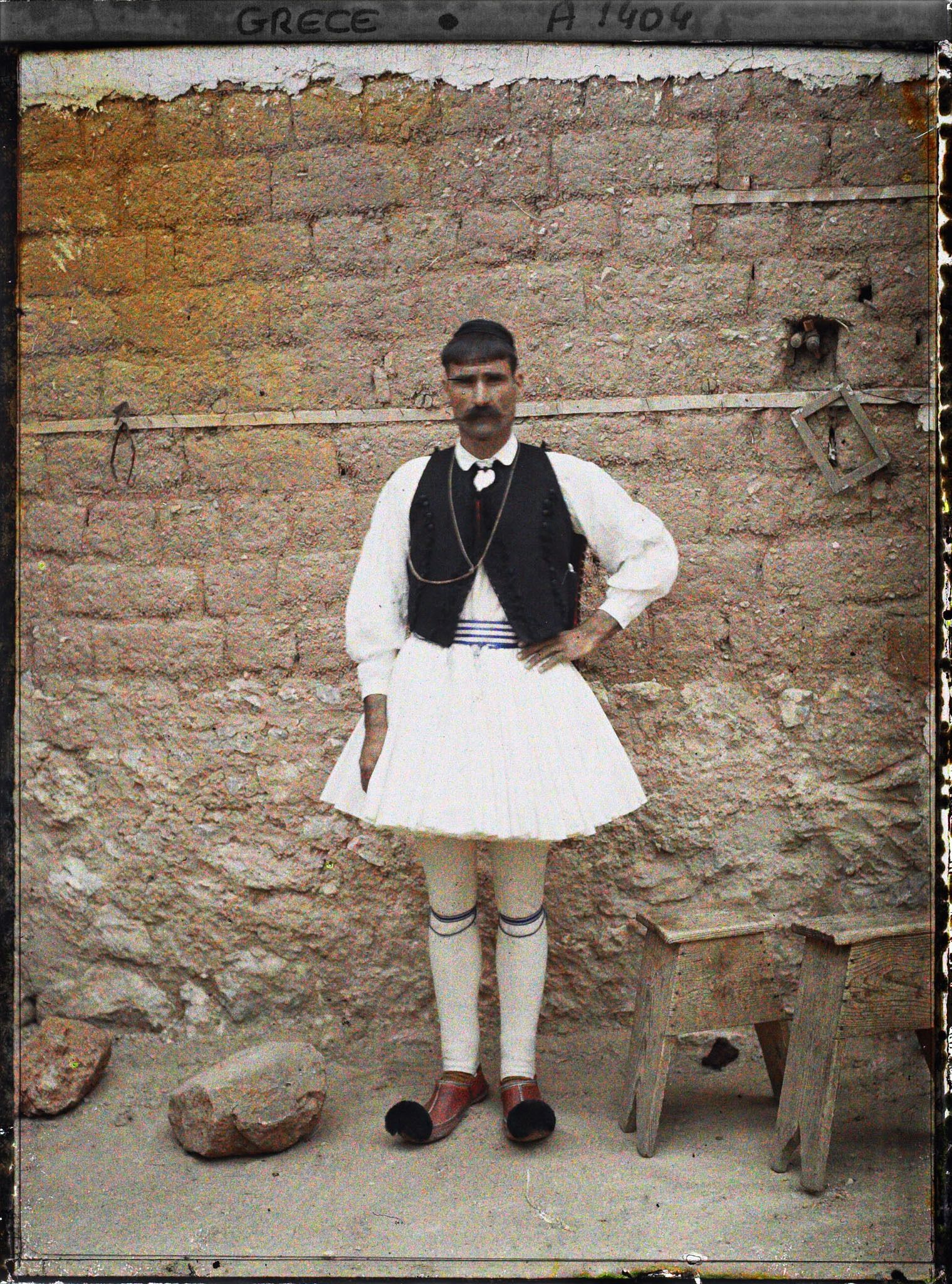 Image représentant Un paysan de Kastri en costume (au moins 1m80)