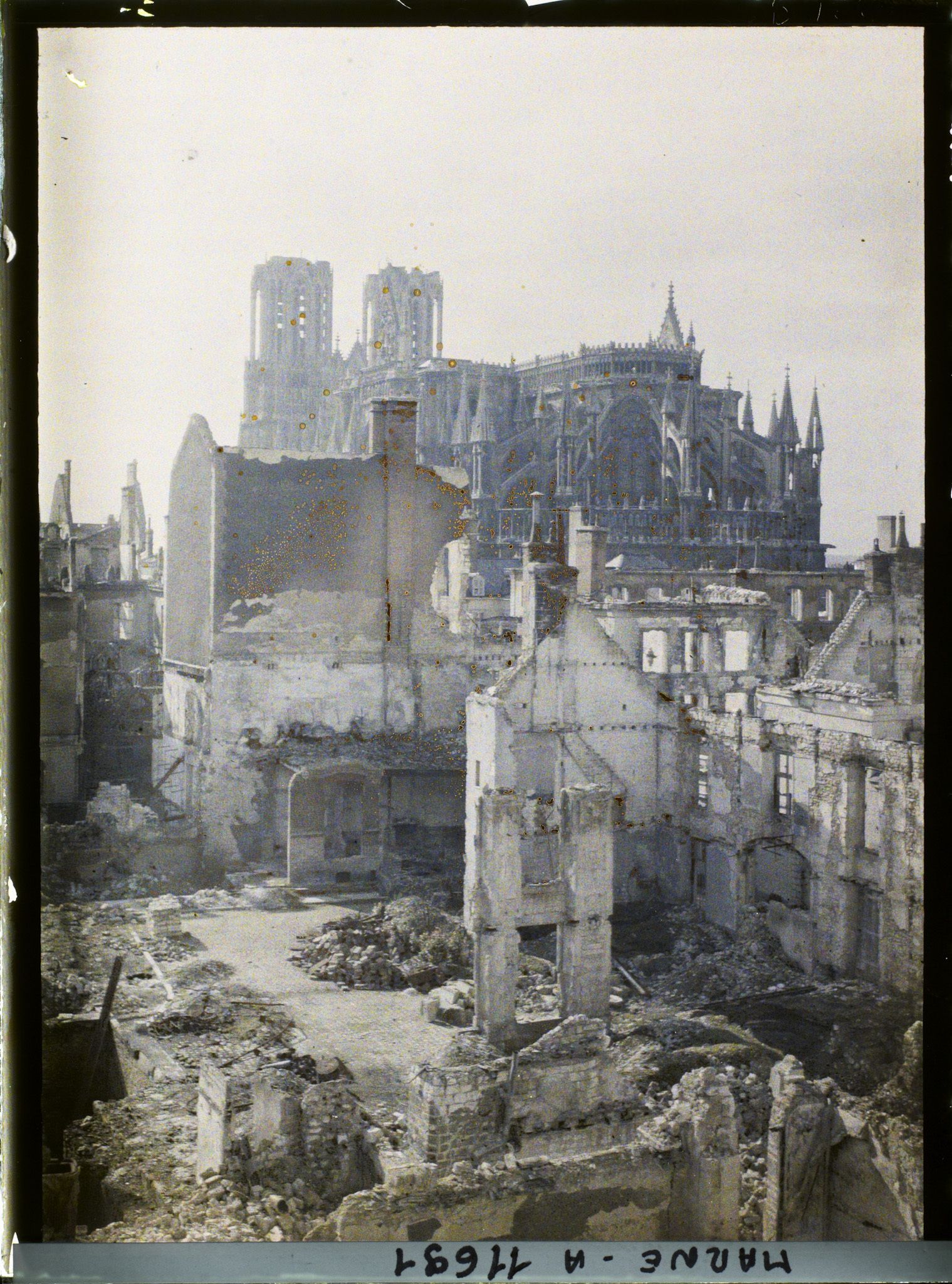 Image représentant France, Reims, Panorama de Ruines et Cathédrale