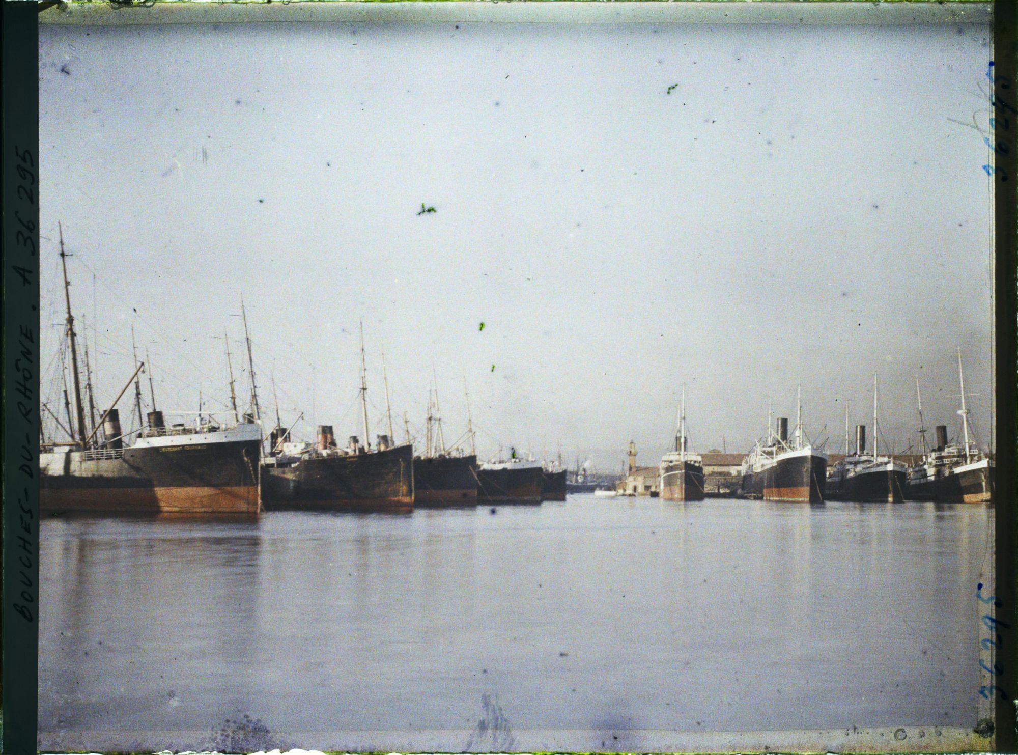 Image représentant Les paquebots le soir dans le bassin de la Joliette