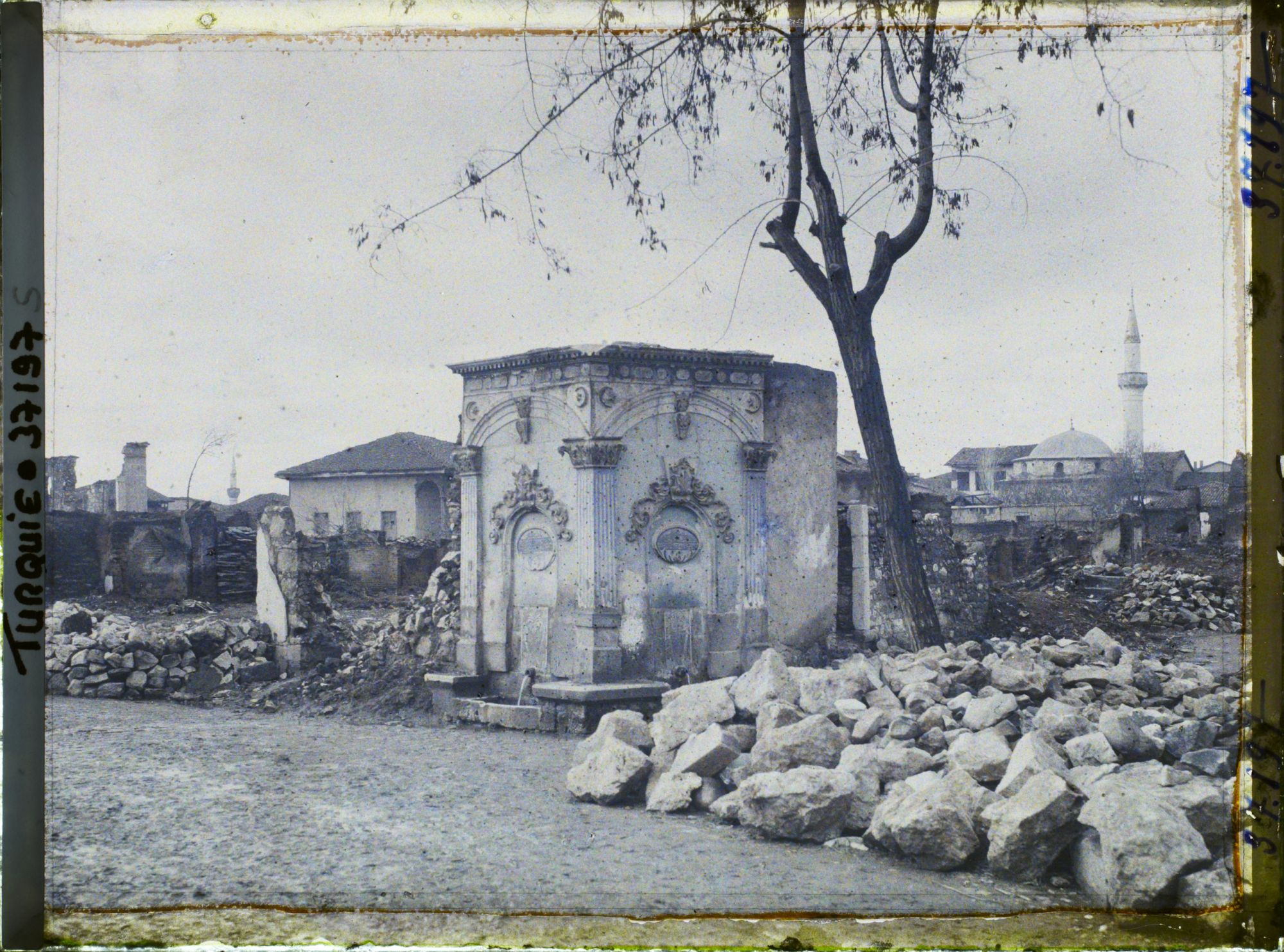 Image représentant Turquie, Ouchak, Vieille fontaine dans les ruines
