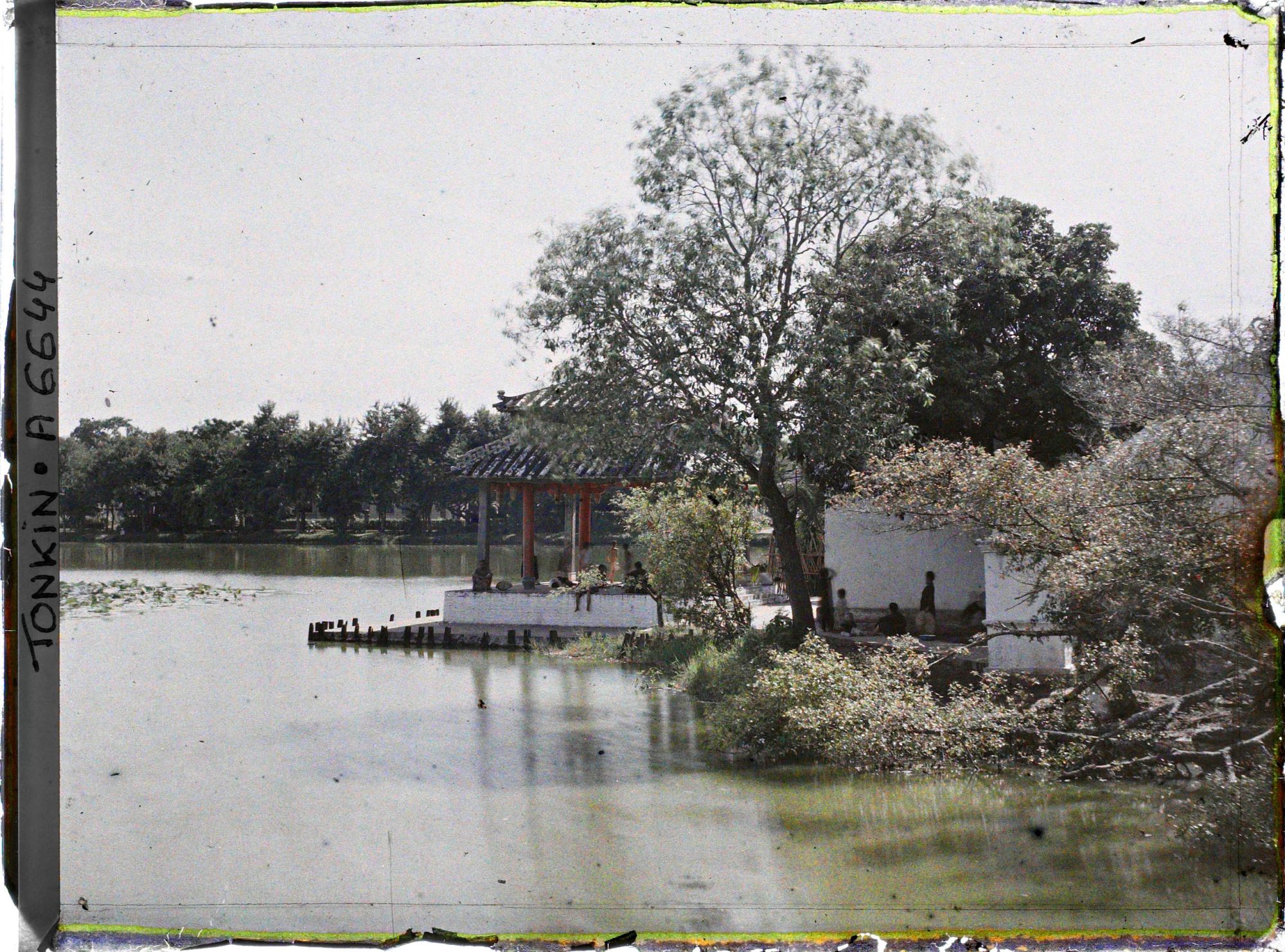 Image représentant Le Thui-toa " Kiosque du bord de l'eau " du temple Ngoc-so'n (appelé par les Européens " Pagode des Pinceaux "), situé sur " l'île de Jade " du Petit Lac