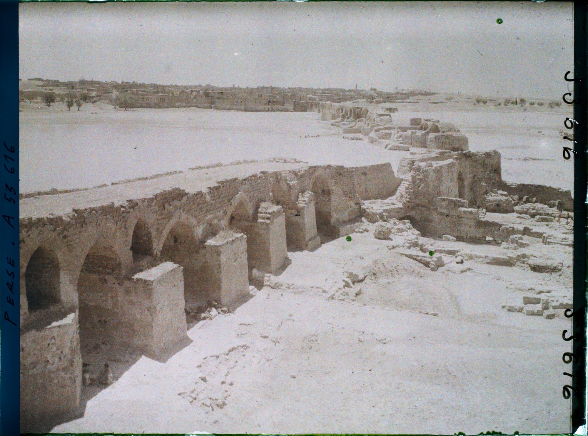 Image représentant Vestiges du Band-e Kaisar,pont-barrage sassanide (vers 260) sur le fleuve Karoun (550 mètres de large)