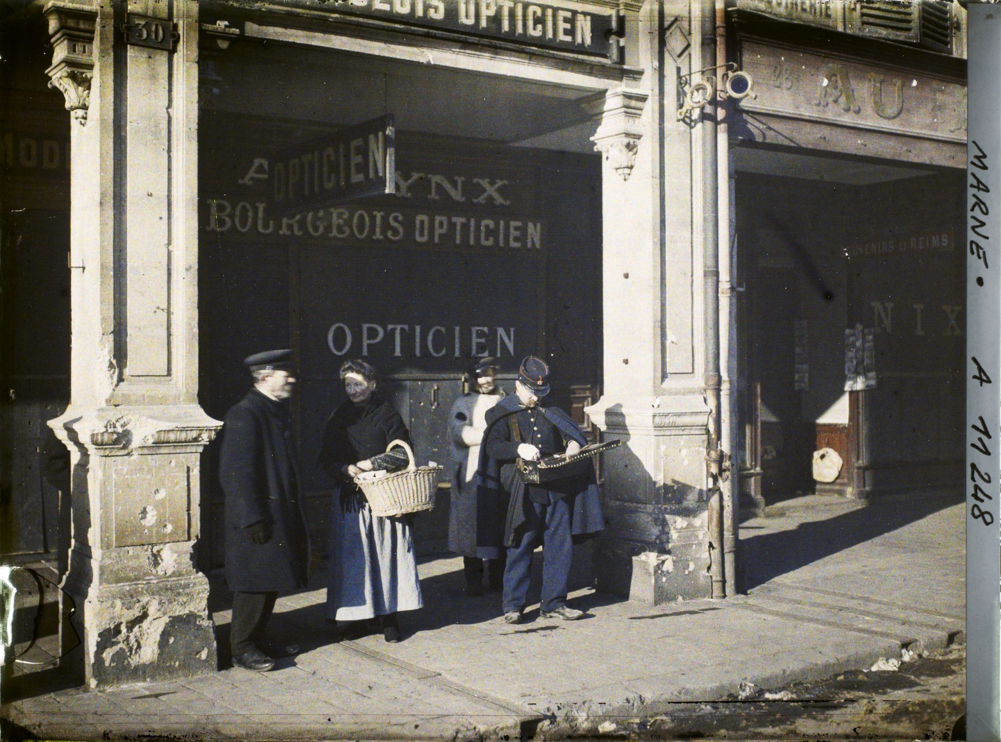 Image représentant Un groupe de personne, place Drouet d'Erlon