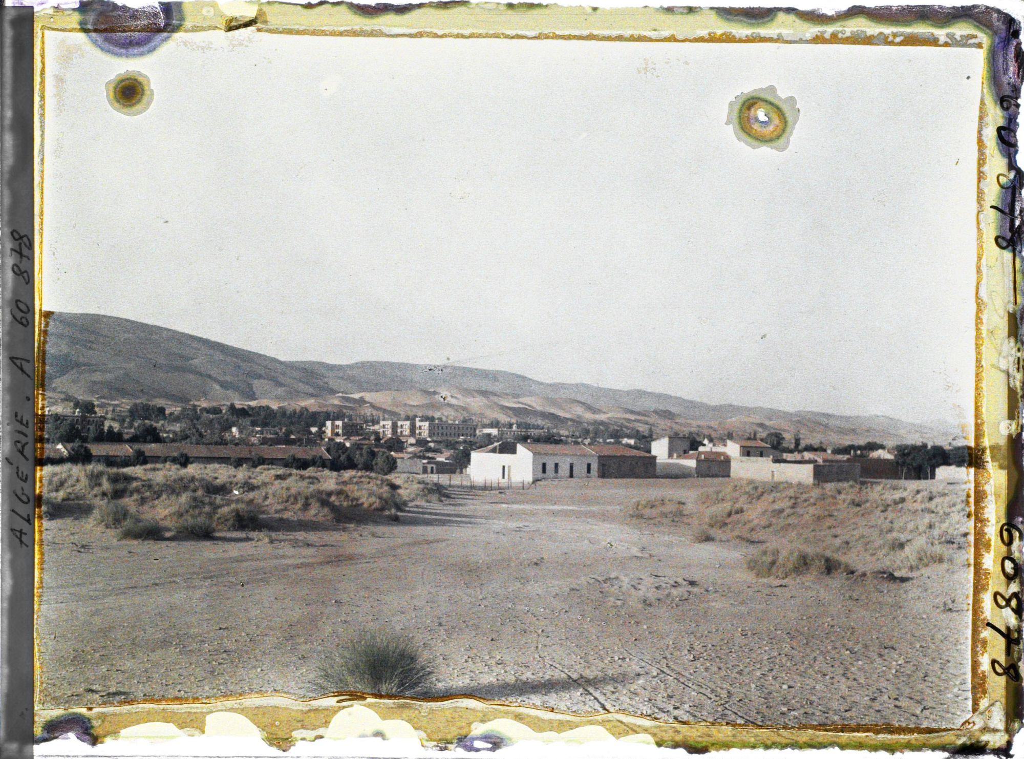 Image représentant La ville au pied de la dune, avec le Djebel Mekter à l'arrière-plan