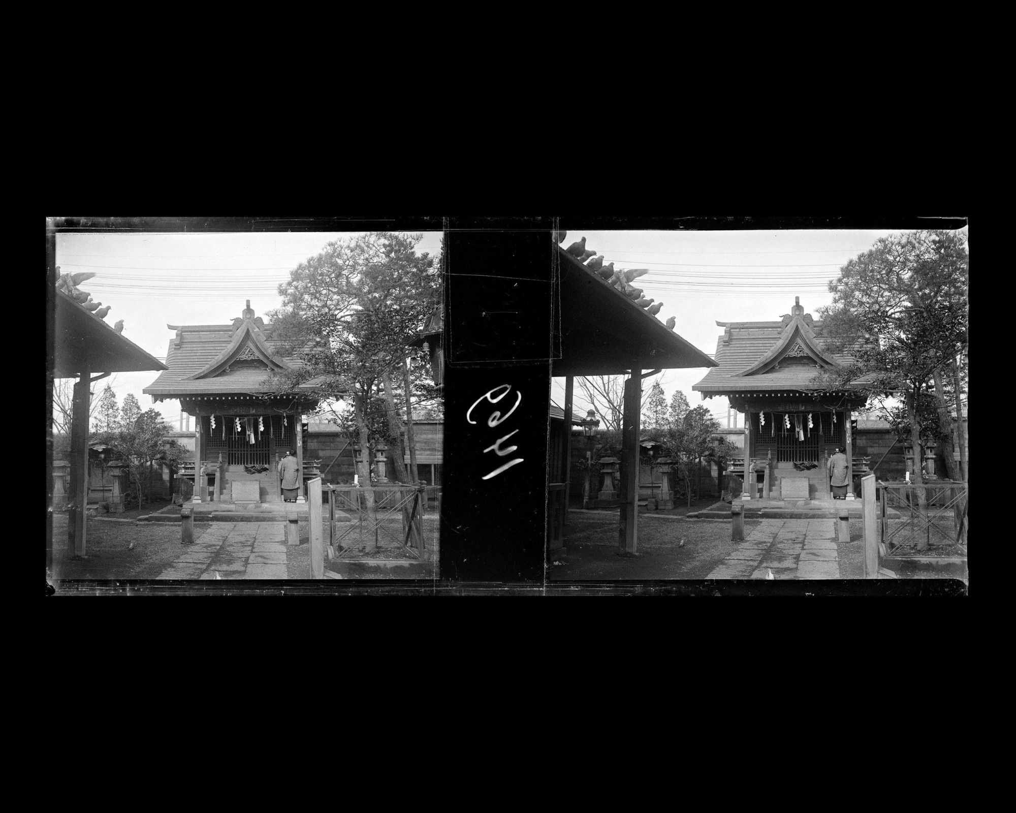 Image représentant Un petit sanctuaire dans la cour d'un temple