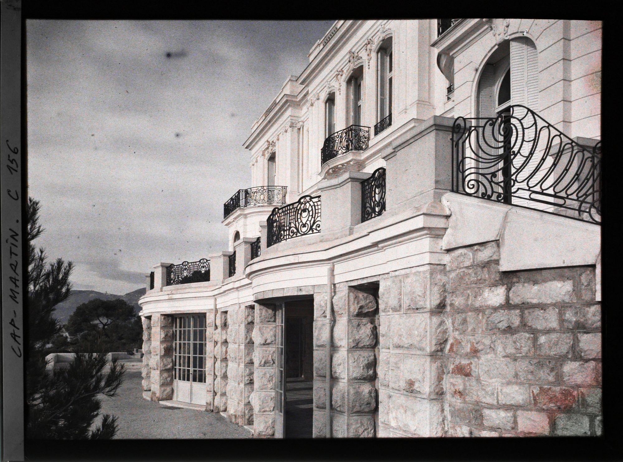 Image représentant La villa Kahn, dite villa Zamir, vue en direction de l'ouest, depuis sa terrasse inférieure