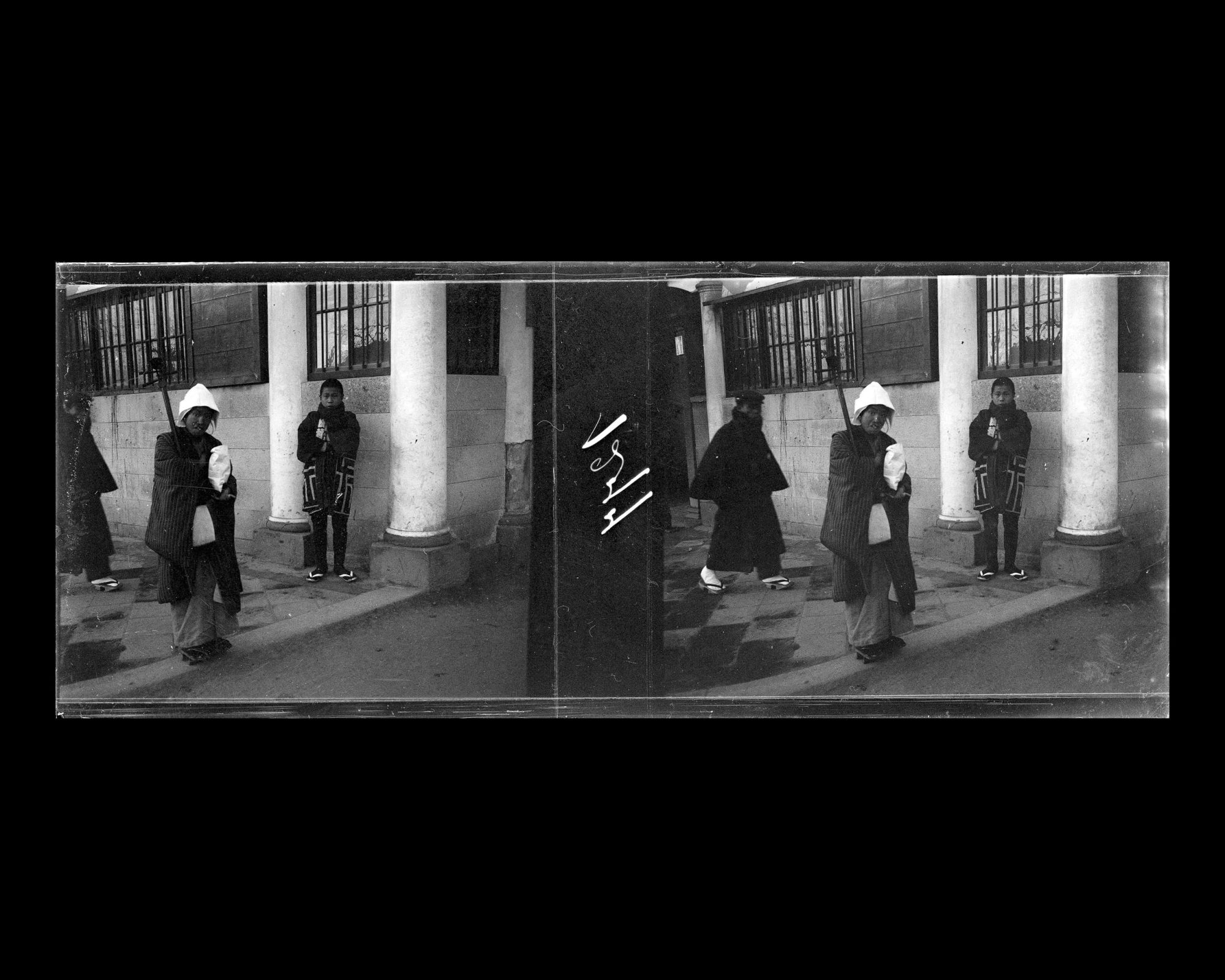 Image représentant Musicien (?) parmi les passants