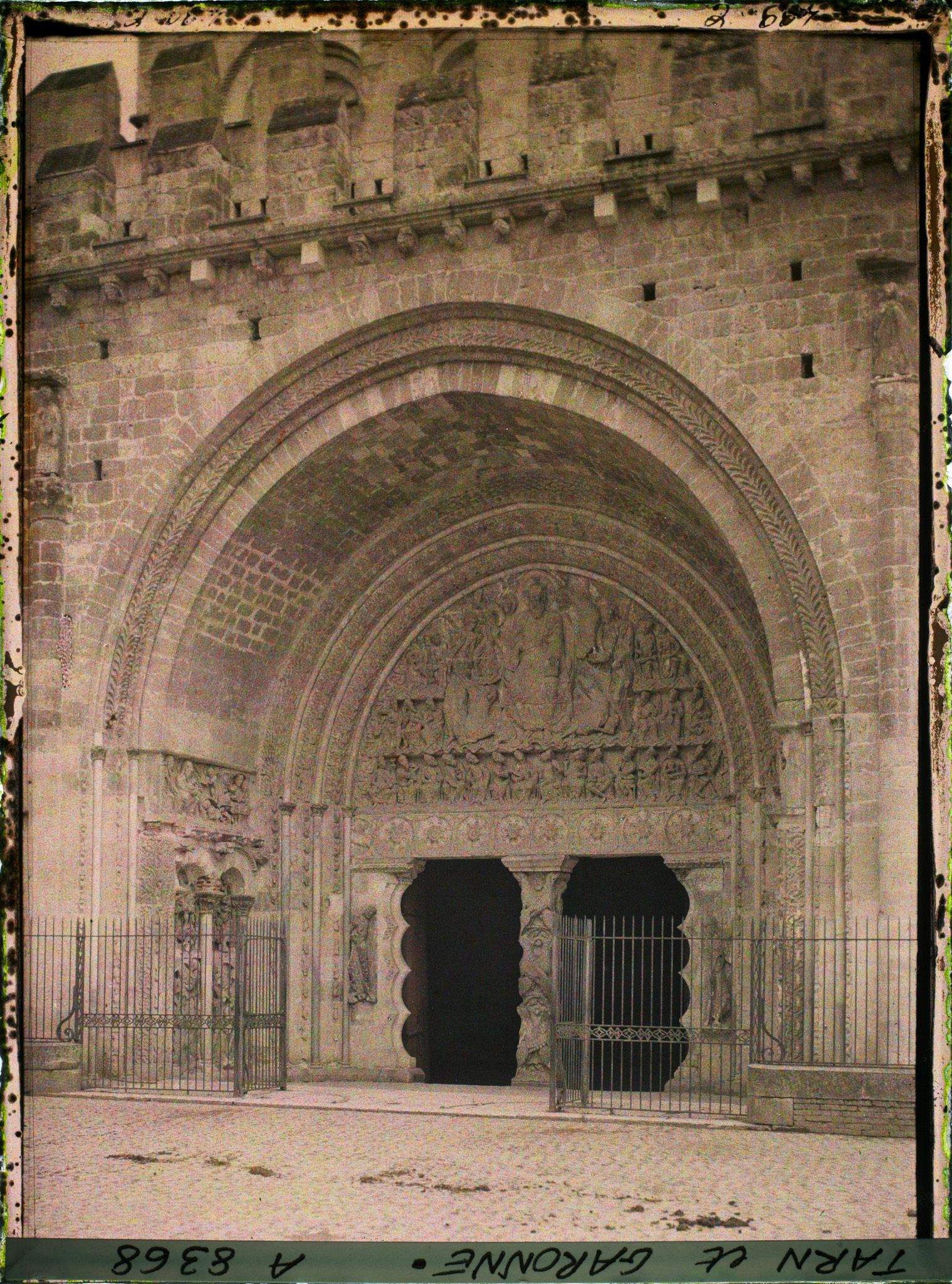 Image représentant La porte sud de l'église Saint-Pierre