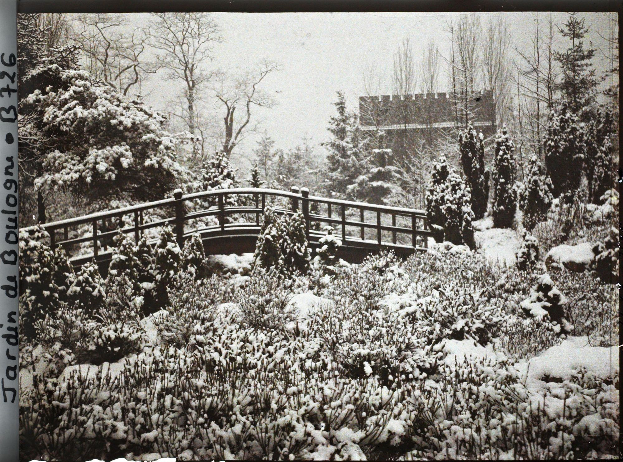 Image représentant Rocaille et pont du " sanctuaire japonais " sous la neige, vus en direction du quai