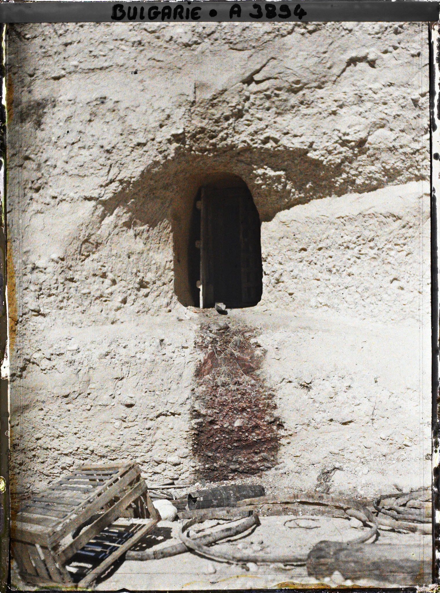 Image représentant Entrée et porte d'une cave à vin creusée dans la falaise ; coulée de vins et débris de tonneaux