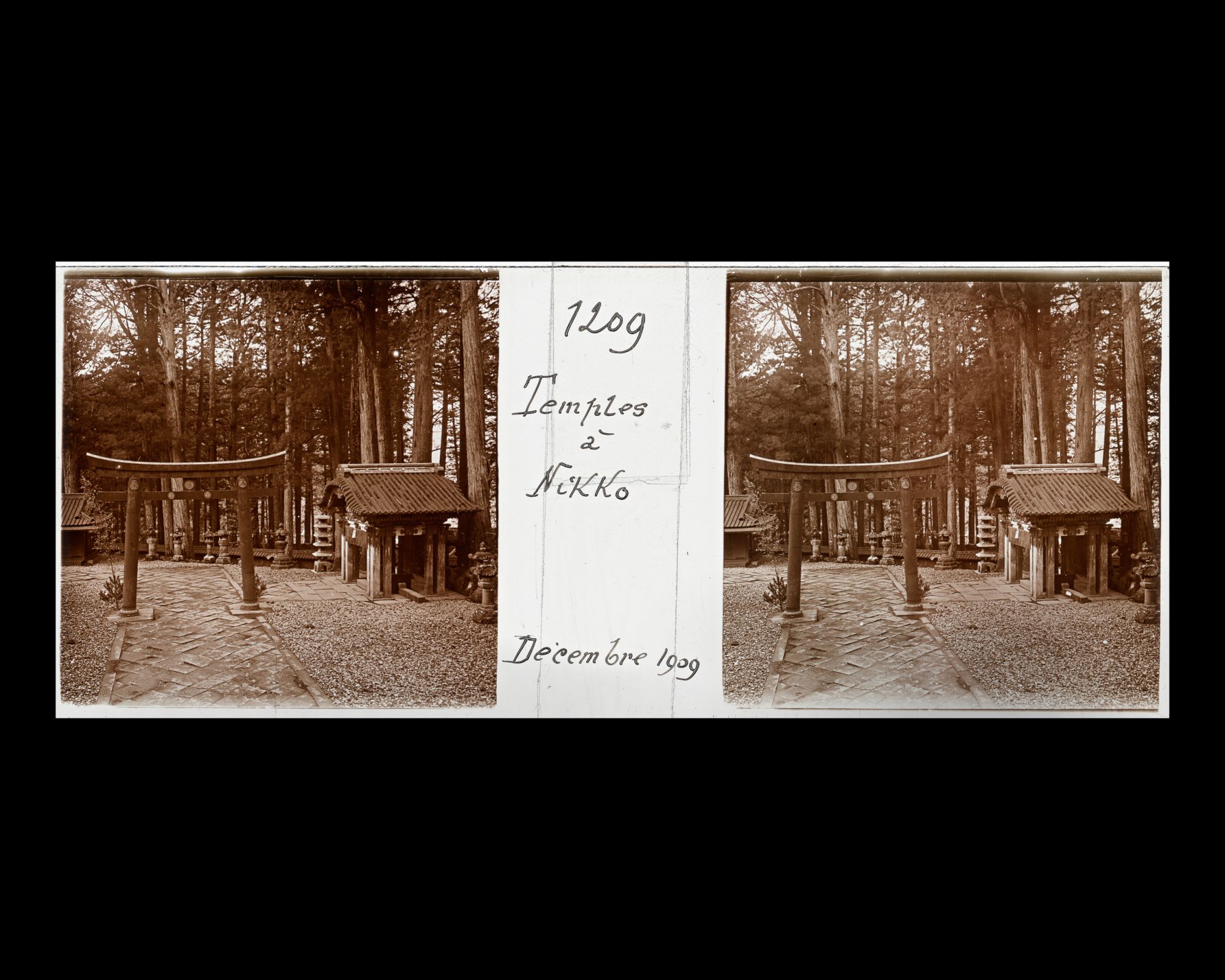 Image représentant Le torii et aa fontaine sacrée (Suiban-sha) dans le sanctuaire Tôshôgû