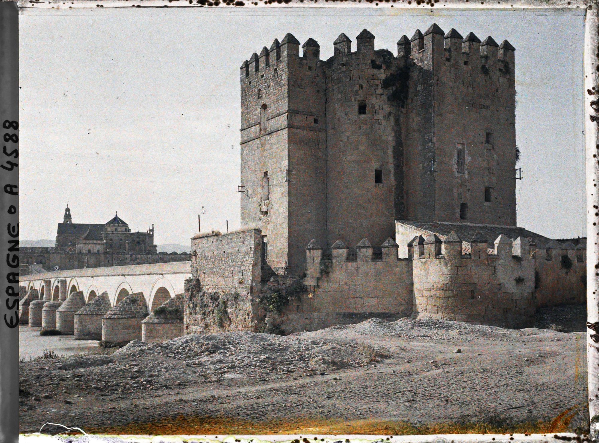 Image représentant Espagne, Cordoue, Minaret de la Calahorra (au fond la Cathédrale)