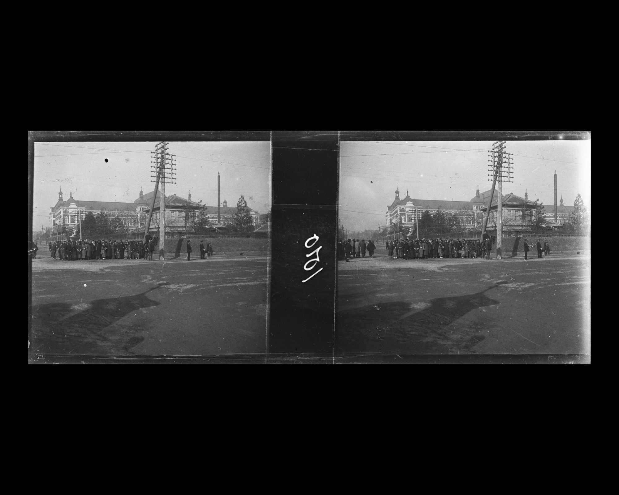 Image représentant Foule massée aux abords de la Cour Suprême, attendant le passage du Mikado se rendant à une séance de la Diète impériale