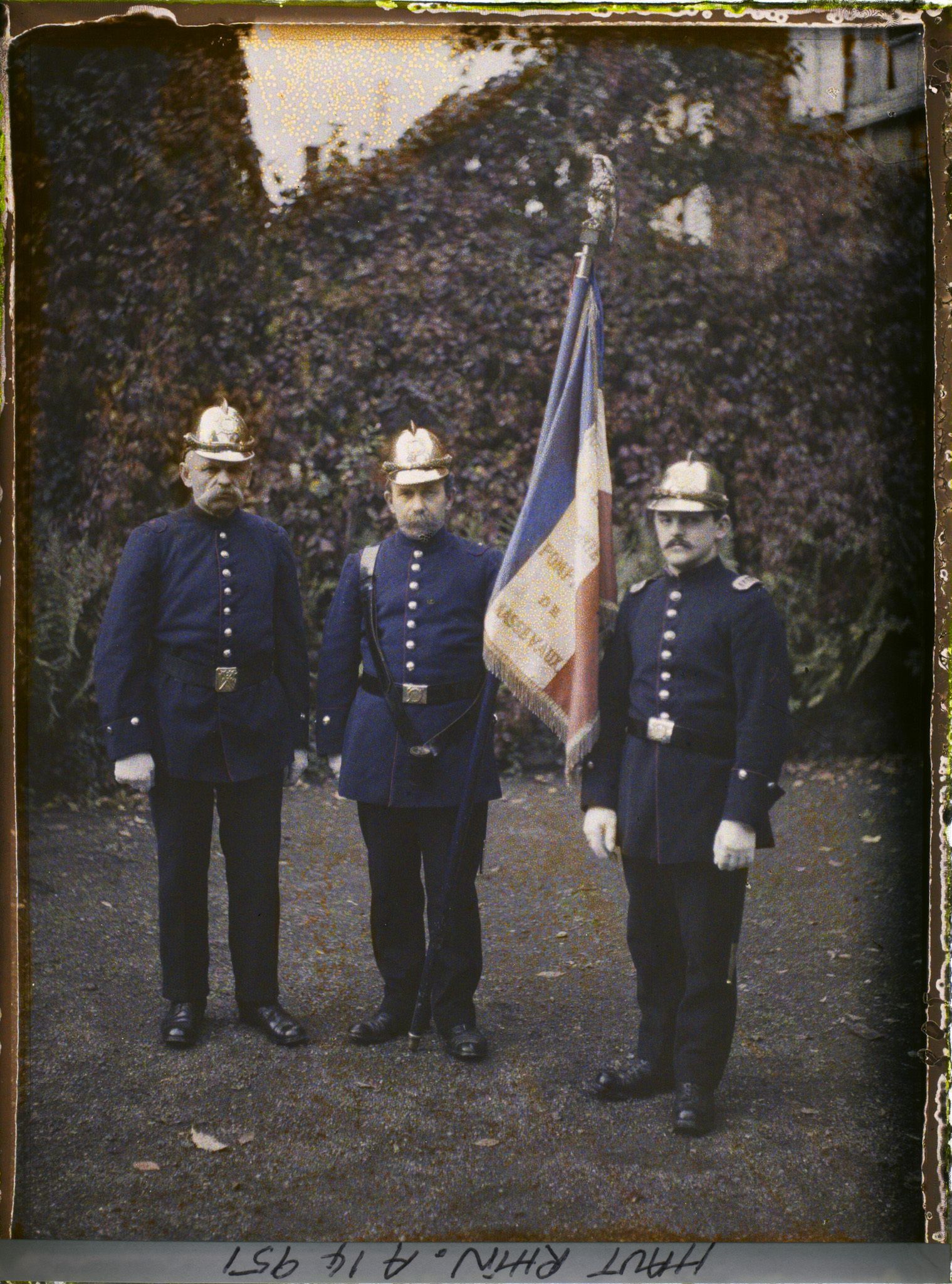 Image représentant France, Massevaux, Trois sapeurs Pompiers de Massevaux (avec le drapeau offert par Napoléon III, et gardé en Alsace pendant l'occupation