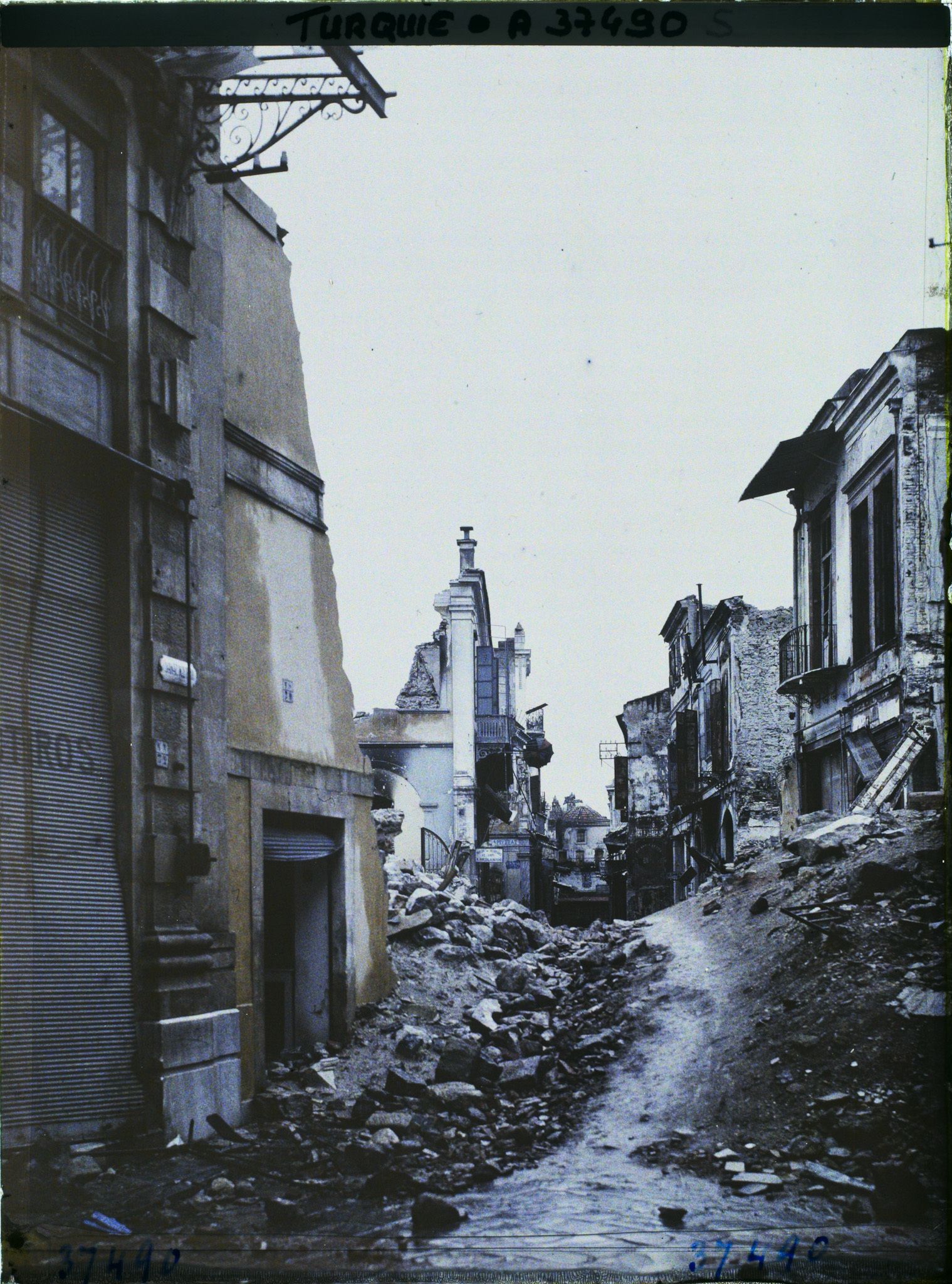 Image représentant Turquie, Smyrne, La rue Chichedjlev ( Rue des Vitriers)