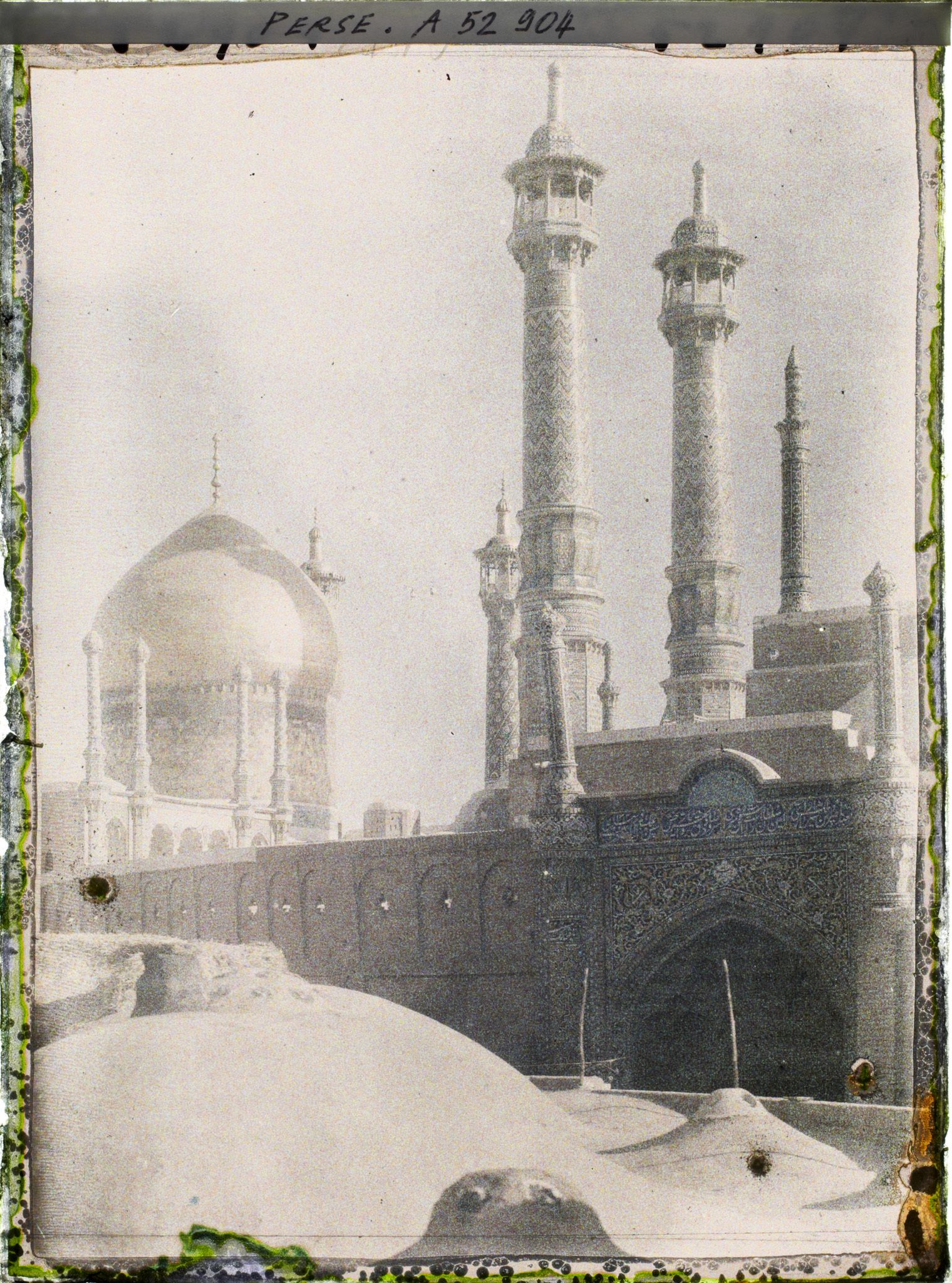 Image représentant Une des portes du sanctuaire de Fatima Masoumeh