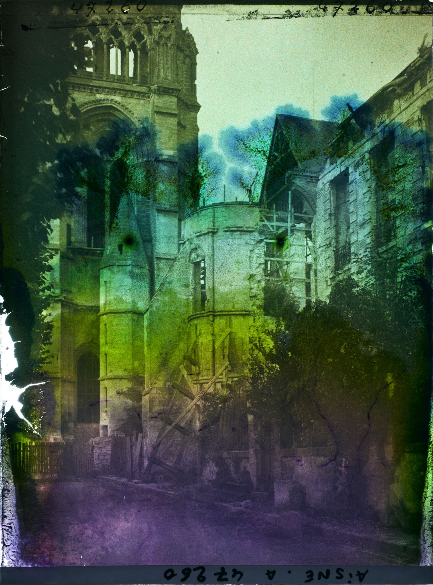 Image représentant France, Soissons, Tour Sud de la Cathédrale et Maison du XIIe