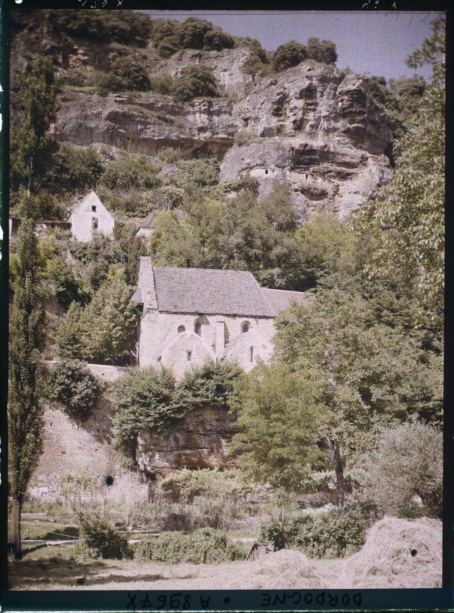 Image représentant France, Domme, La chapelle et la falaise