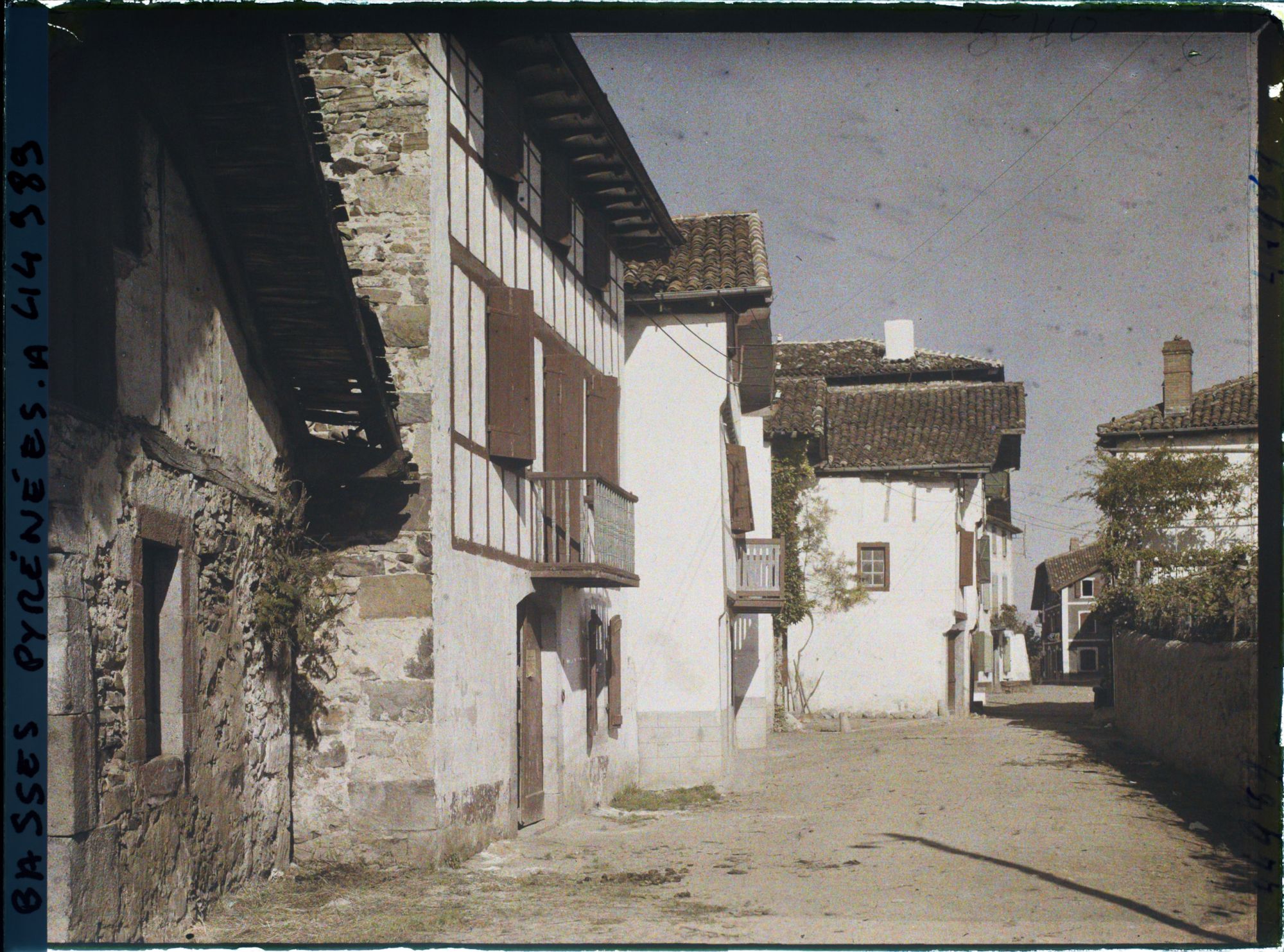 Image représentant France, Espelette, Une rue et Vieilles Maisons