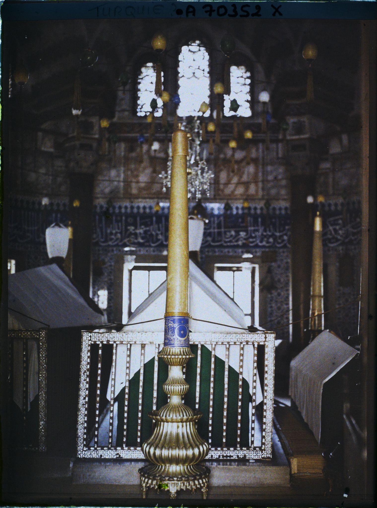 Image représentant Intérieur du türbe (mausolée) du Sultan Süleyman où reposent Süleyman II, Süleyman III (1691) et Ahmet II (1695)