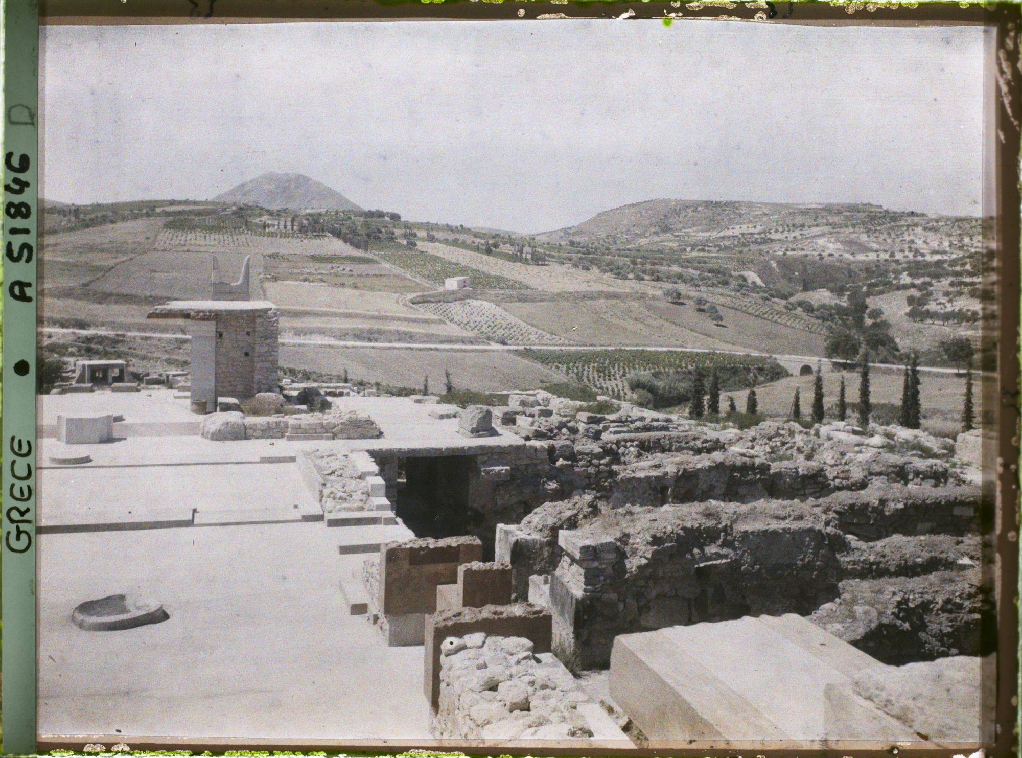 Image représentant Vue vers le sud, ruines des magasins et édifices (surmontés de cornes de taureau), des Propylées sud (entrée) du Palais