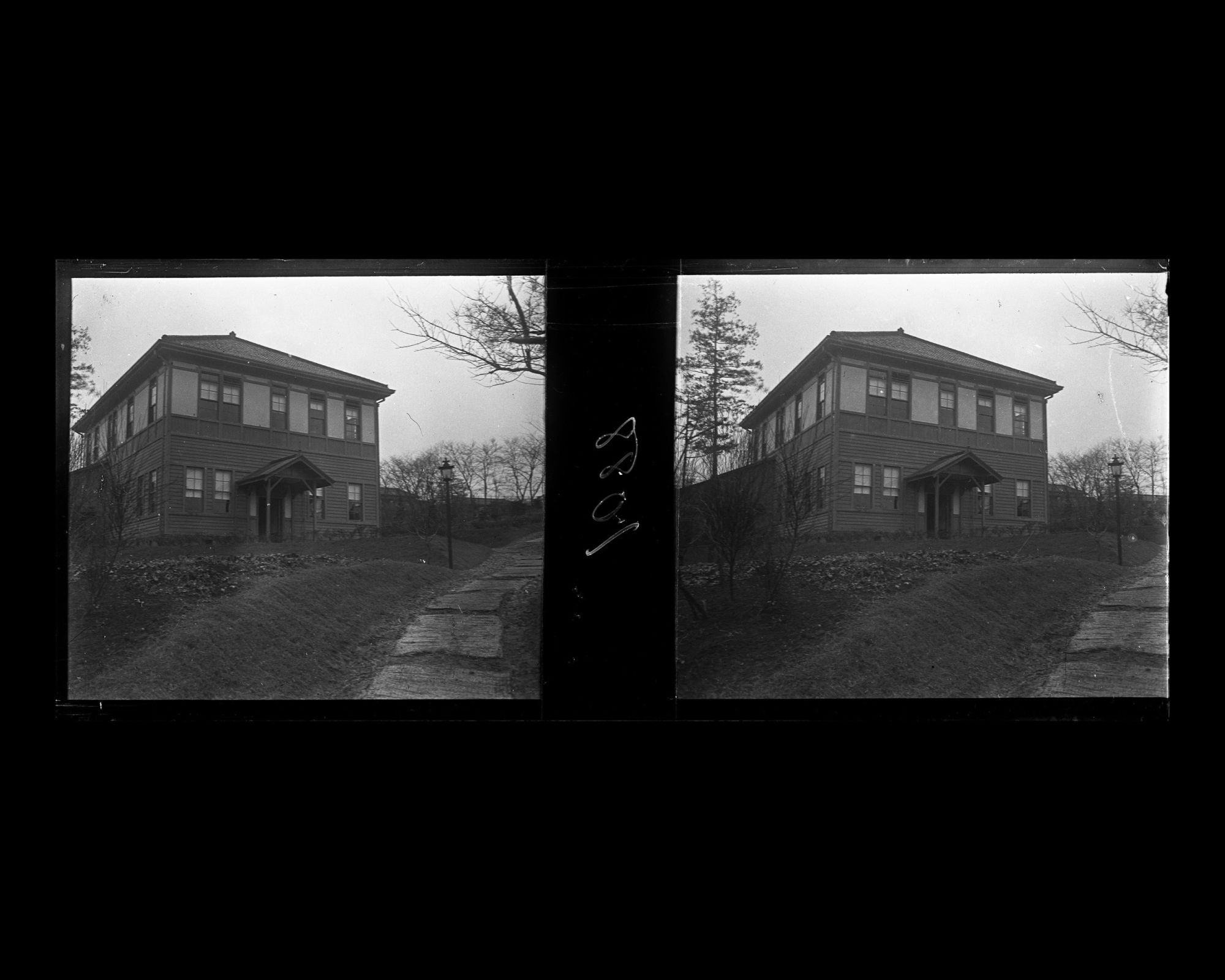 Image représentant Le bâtiment abritant les dortoirs de l'université de jeunes filles