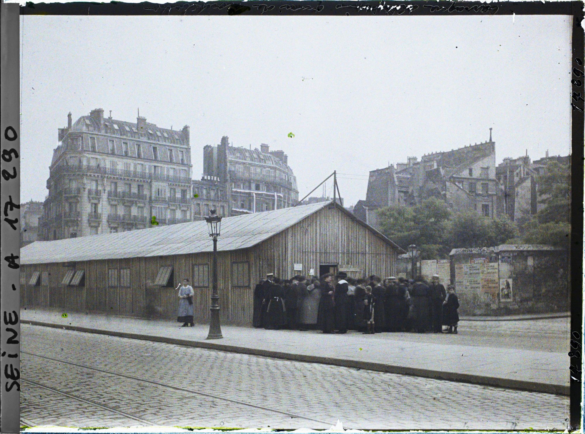 Image représentant Baraque Vilgrain, à l'angle du quai de Montebello et de la rue Saint-Julien-le-Pauvre ; au fond, les immeubles donnent sur la rue Lagrange