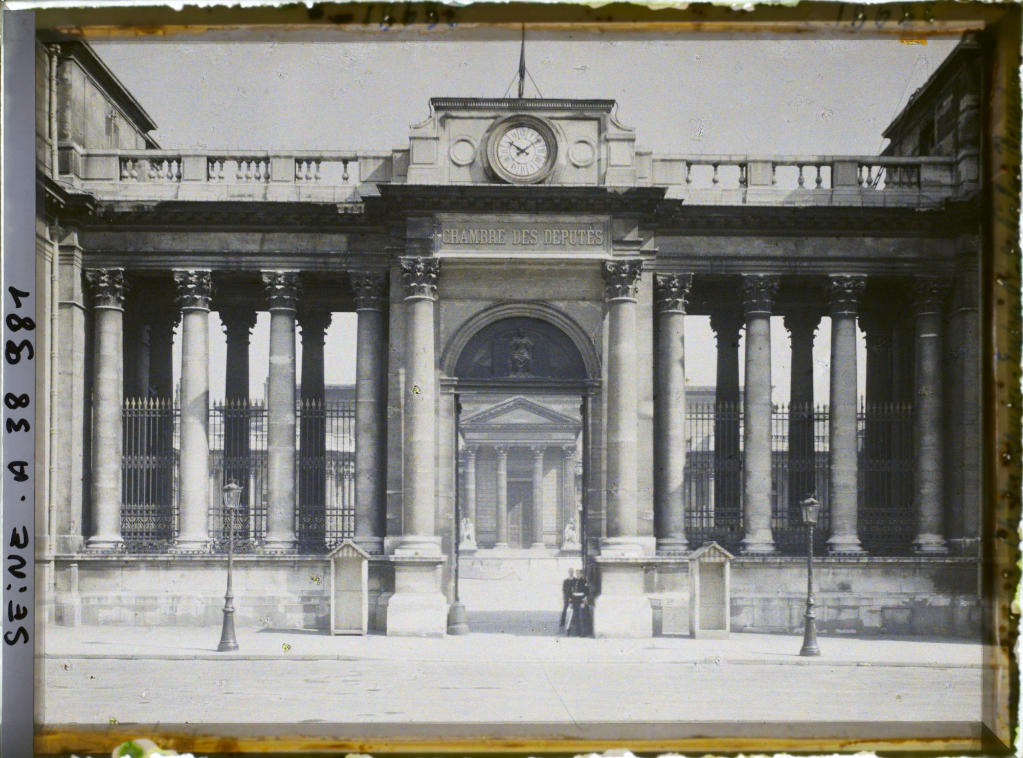 Image représentant Le Palais Bourbon ou Chambre des Députés (actuelle Assemblée nationale) depuis la place du Palais-Bourbon