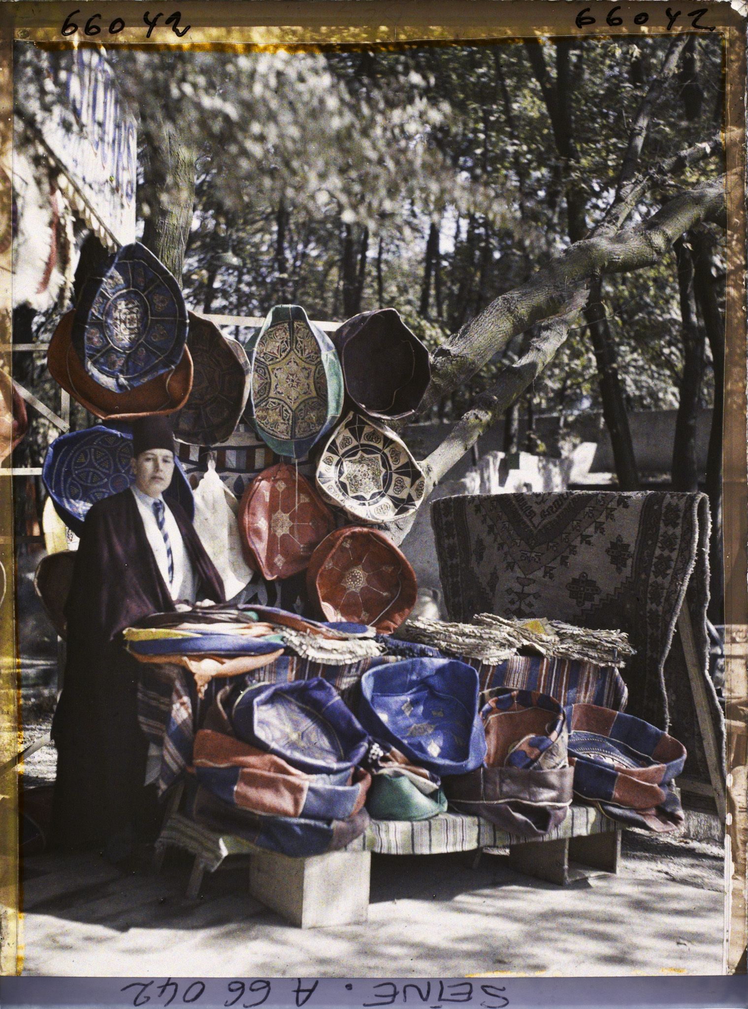 Image représentant L'Exposition Coloniale Internationale de 1931, un marchand de cuirs