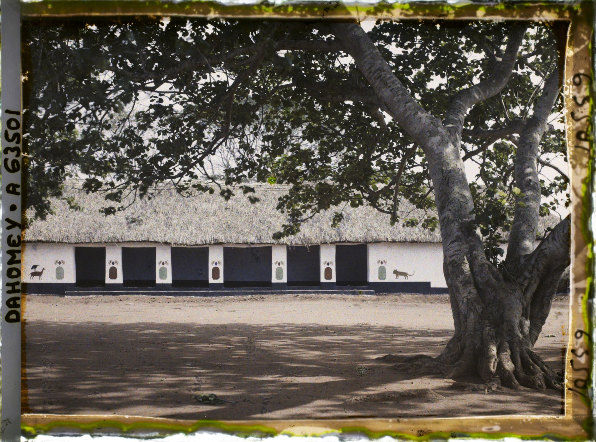 Image représentant La djononho ou case des étrangers dans la première cour du palais de  null Glélé