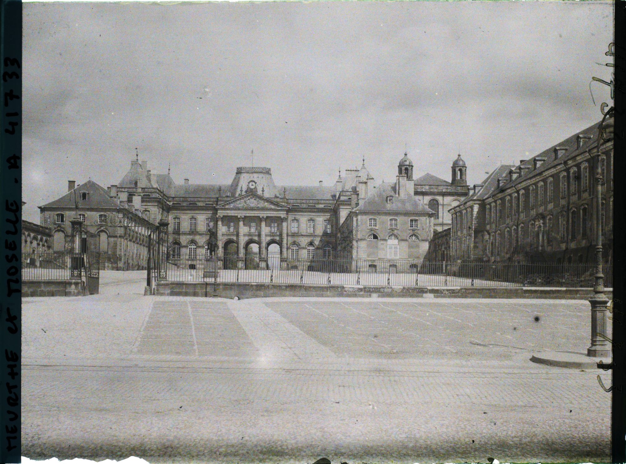 Image représentant France, Lunévile, Le Château et la Cour d'Honneur