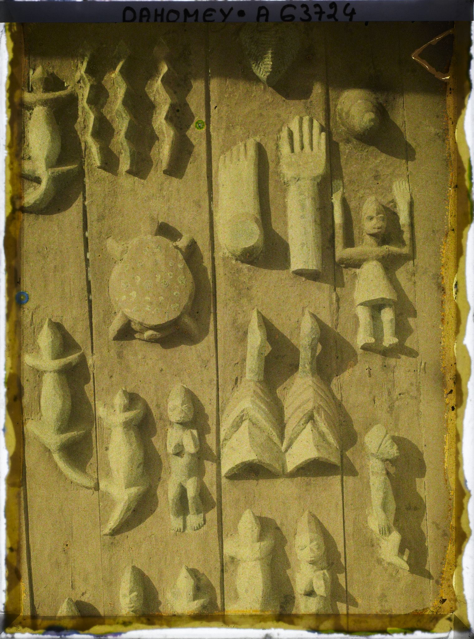 Image représentant Détail de la porte du palais du roi Tôli, motifs sculptés