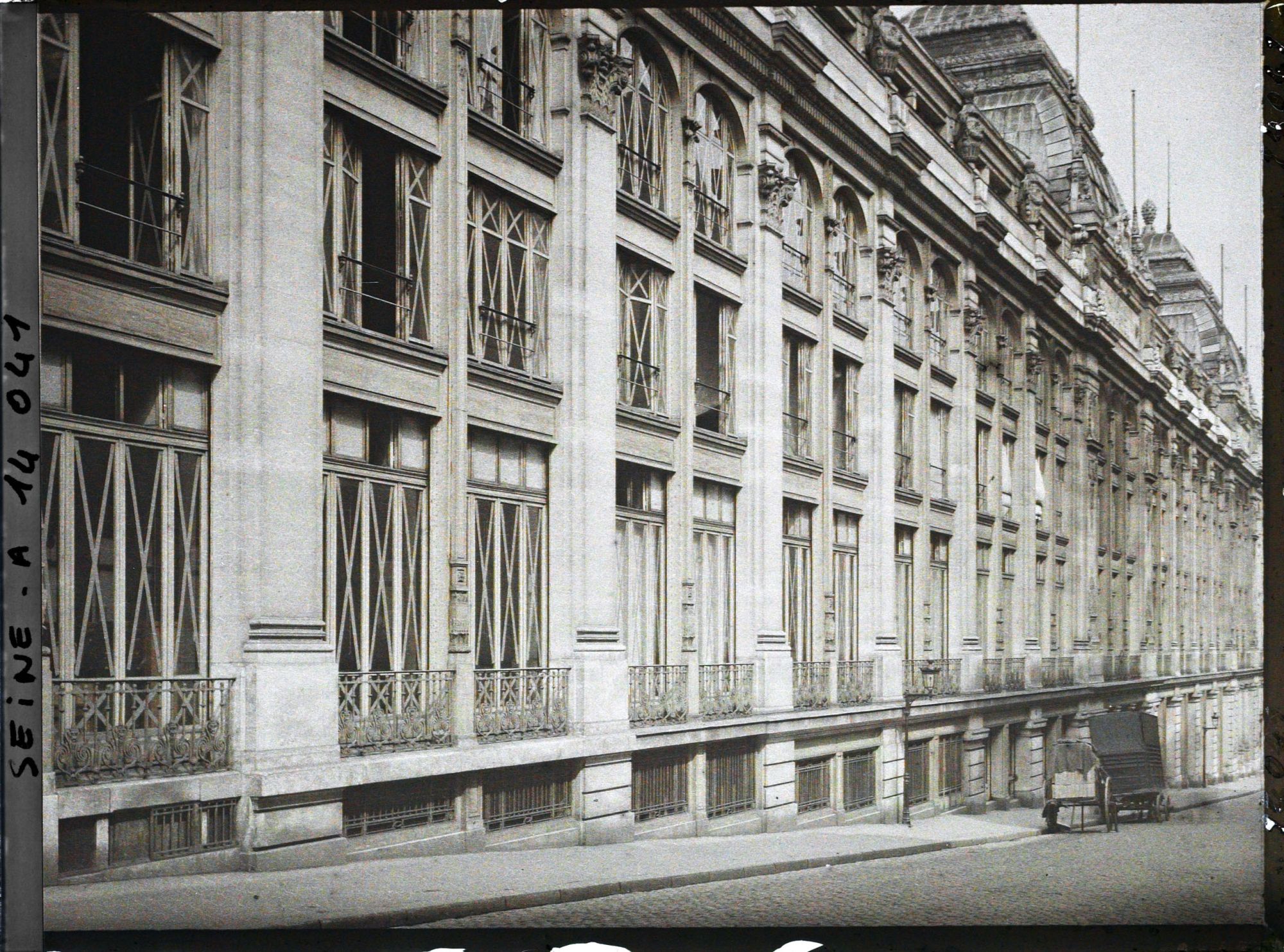 Image représentant Le collège Chaptal au 73 rue de Rome, fenêtres protégées contre les bombardements