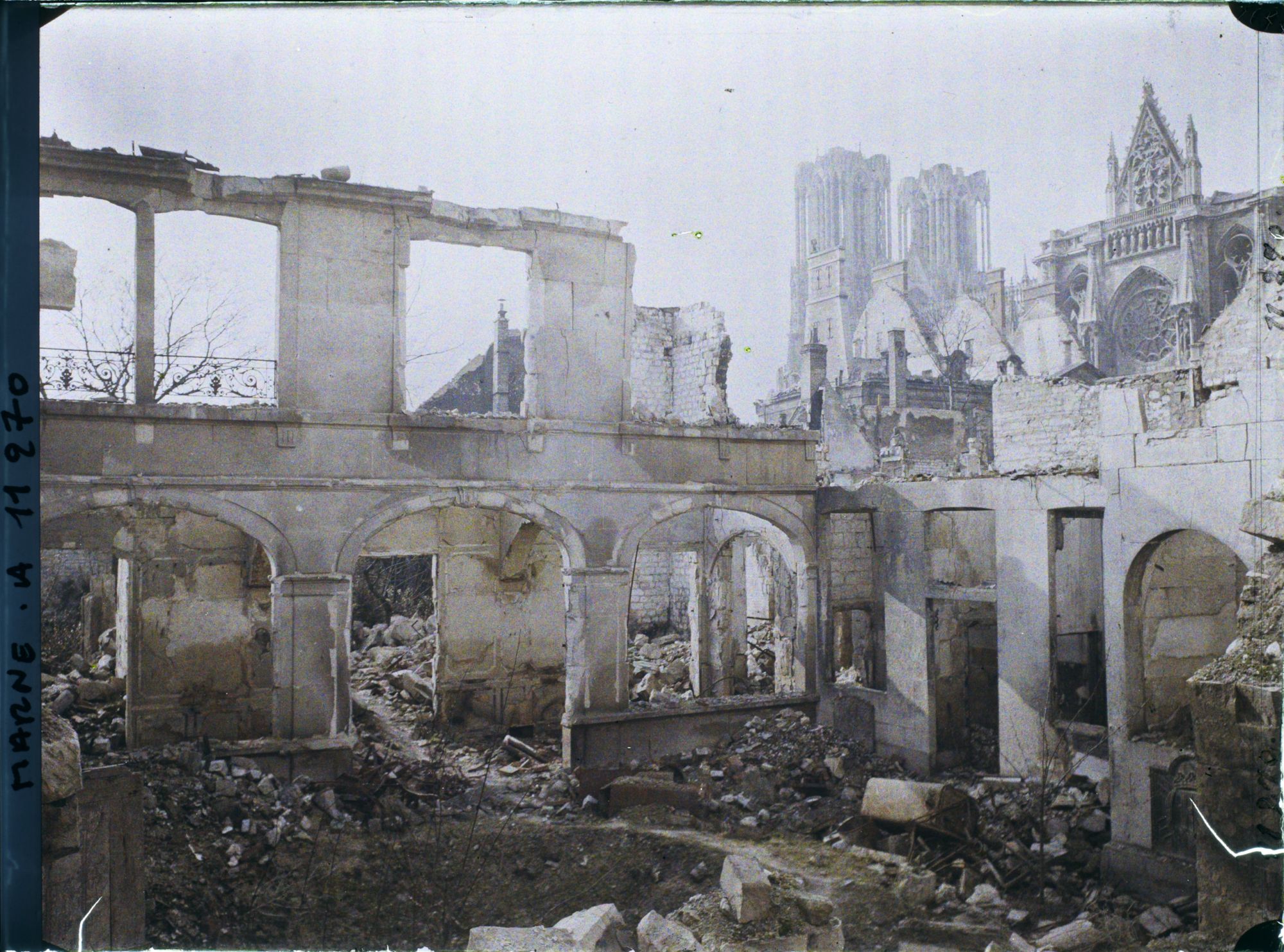 Image représentant Maison en ruine, rue de l'Université, au fond la cathédrale