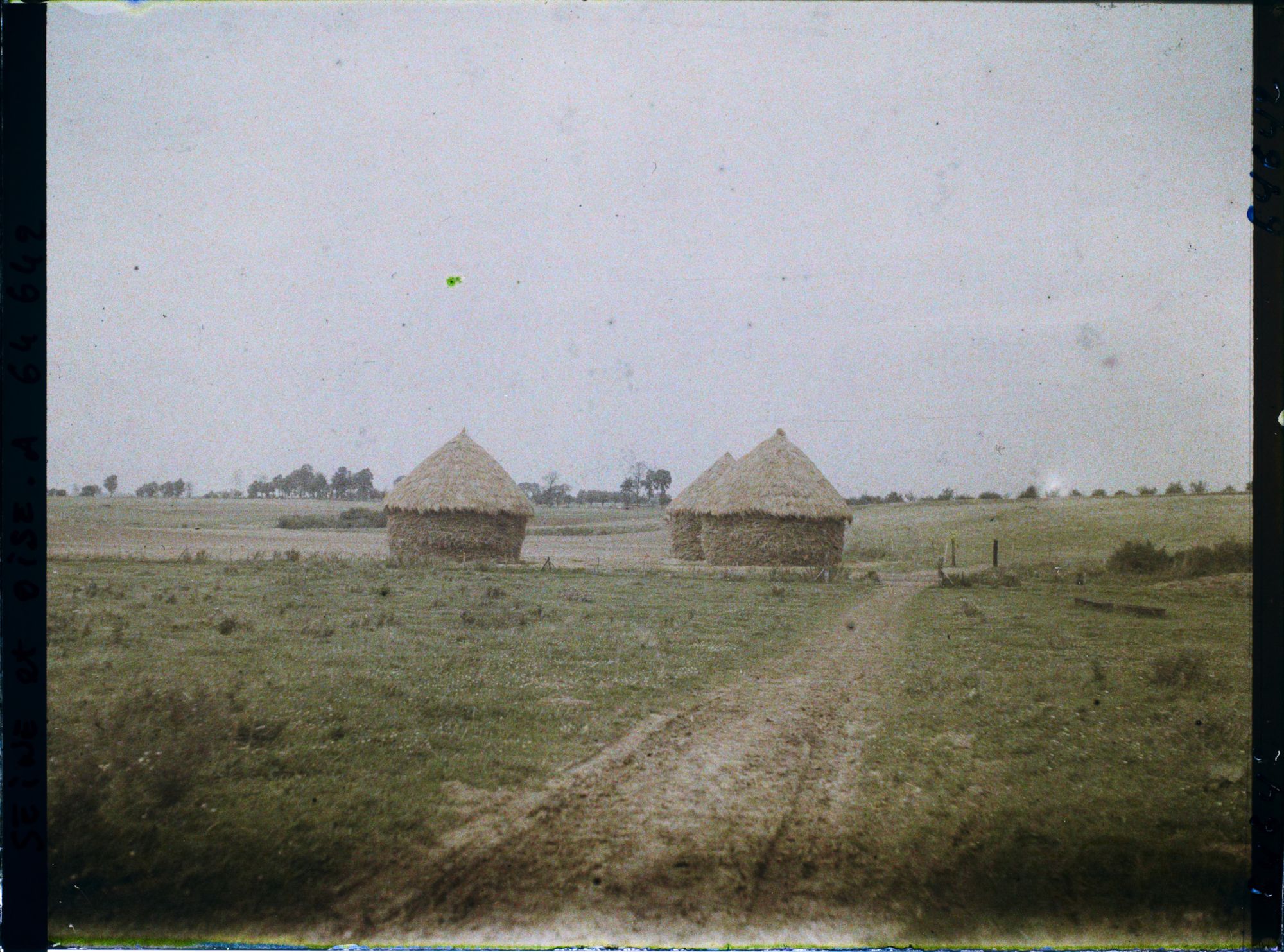 Image représentant Ile de France, Bouffémont, Meules de blé sur Champ