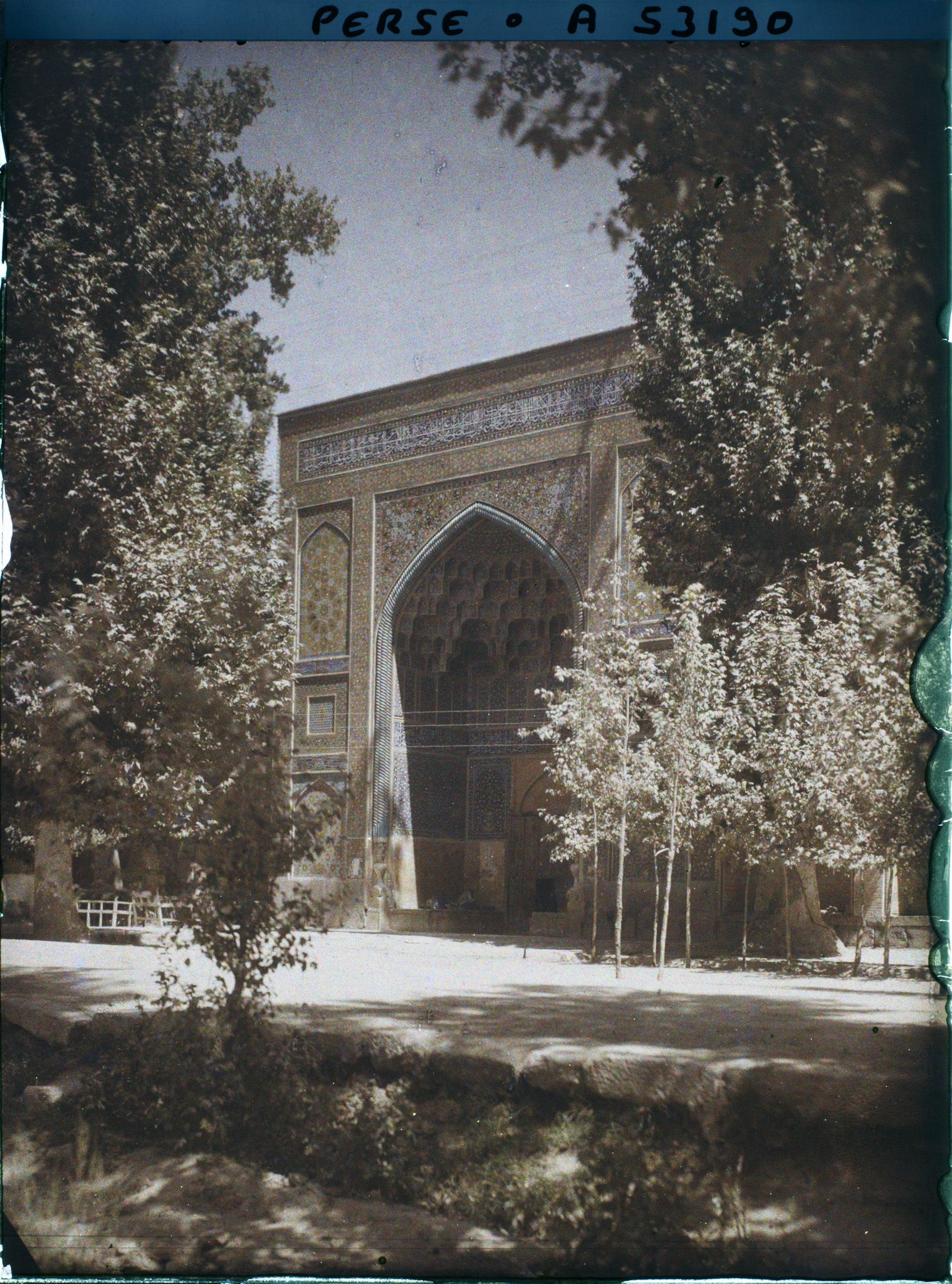 Image représentant Une entrée de la Madreseh Mader-i-Chah, école coranique dite "de la mère du Chah" (1714)