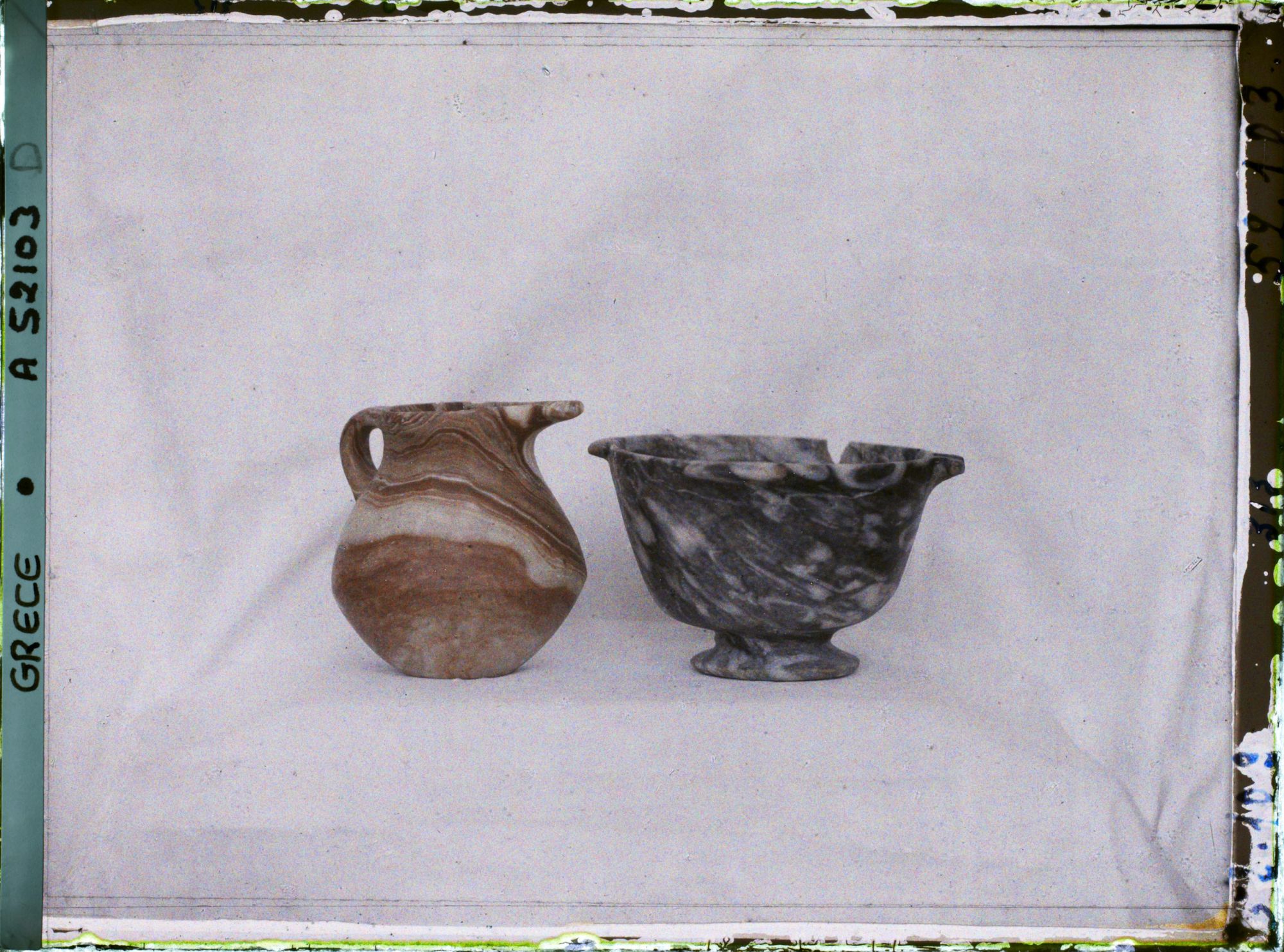 Image représentant Musée archéologique - Deux vases de pierre (un pot et un récipient très ouverts) provenant de Mokhlos