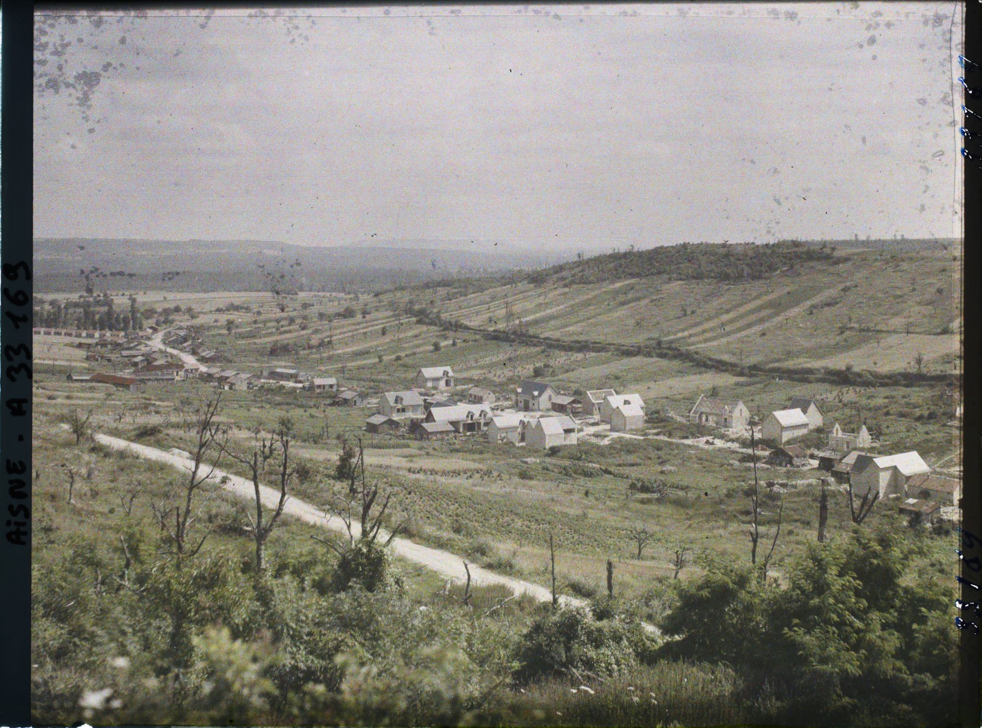 Image représentant France, Vaudesson, Vue generale du village, Dans le fond Laon.