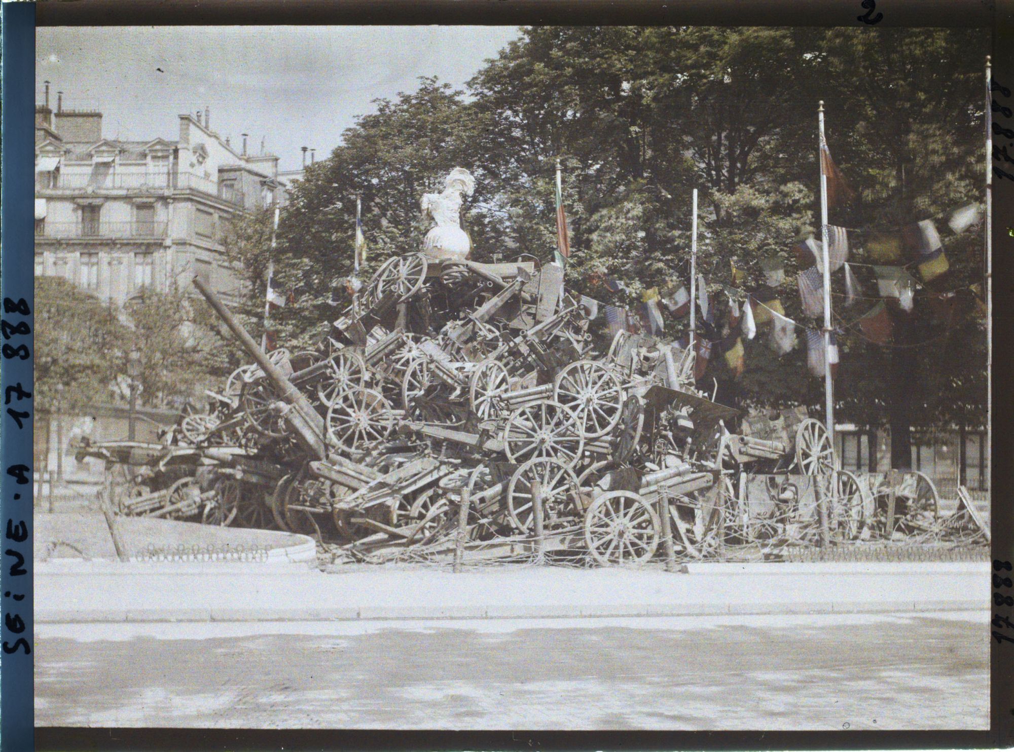 Image représentant Canons exposés sur le rond-point des Champs-Elysées pour les fêtes de la Victoire des 13 et 14 juillet (actuel rond-point Marcel-Dassault)